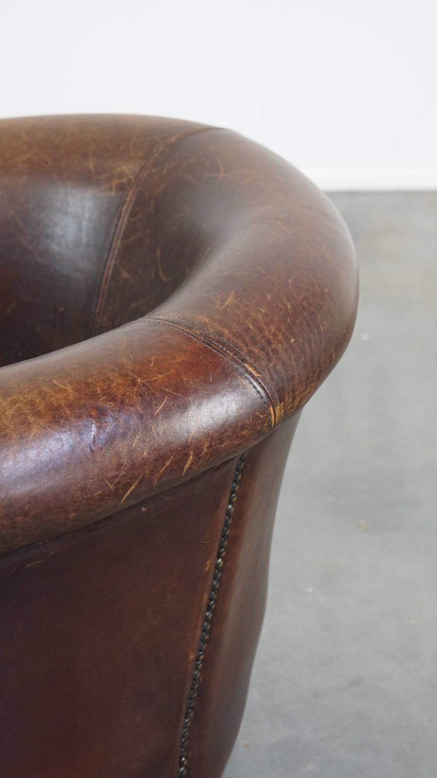669.4793999999999 Subtiele Schapenleren Clubfauteuil Met Robuust Uiterlijk En Decoratieve Siernagels photo