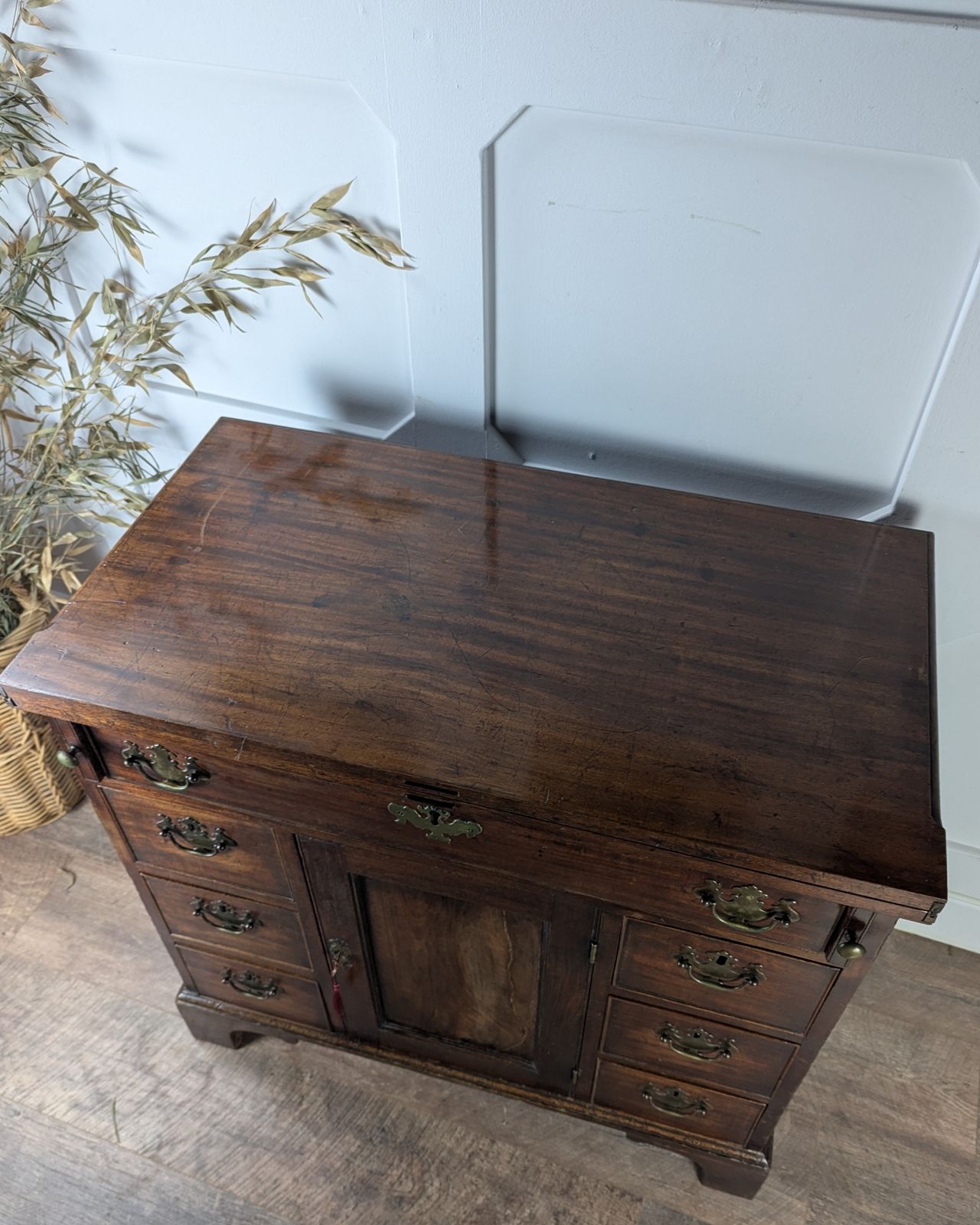 photo vinterior George III Mahogany Bachelor’s Kneehole Desk
