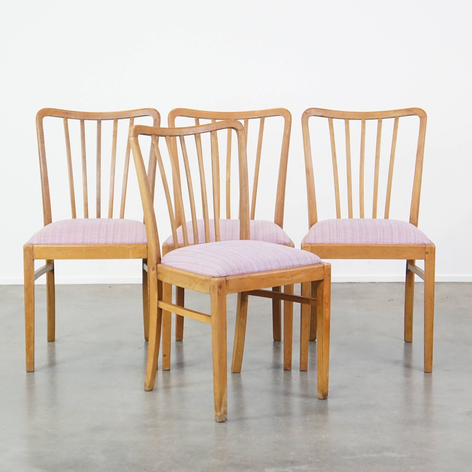 Set Van 4 Vintage Deens Design Eetkamerstoelen Uit De Jaren 1970 Met Lichtpaarse Stoffen Zittingen