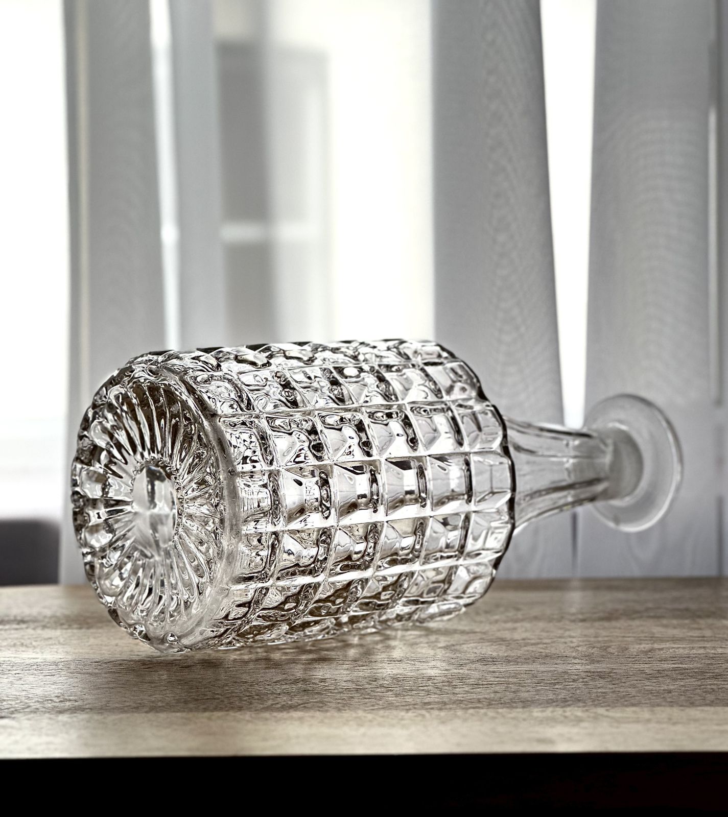photo furniture 19th Century Lead Crystal Decanter – Circa 1845 – Fluted Neck & Hobnail Design (31.5 Cm)