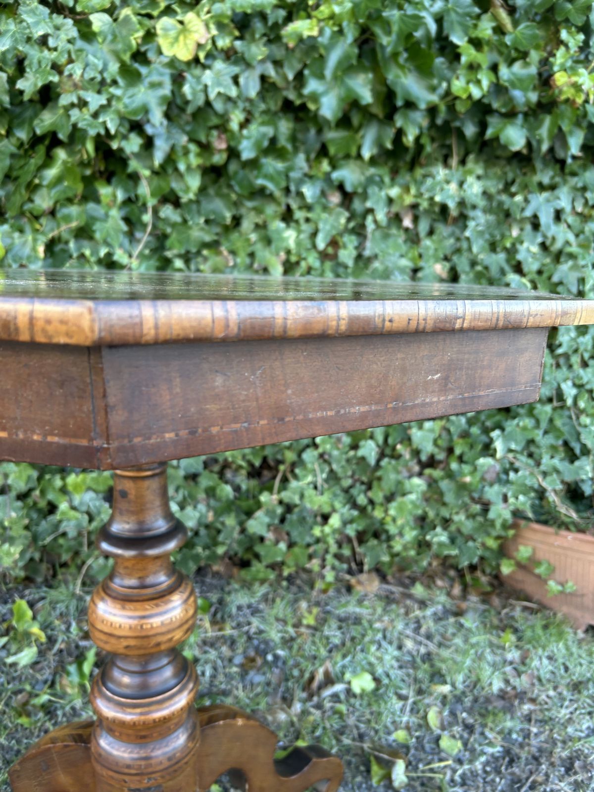 photo vintage 19th Century Oak Italian Sorrento Occasional Table