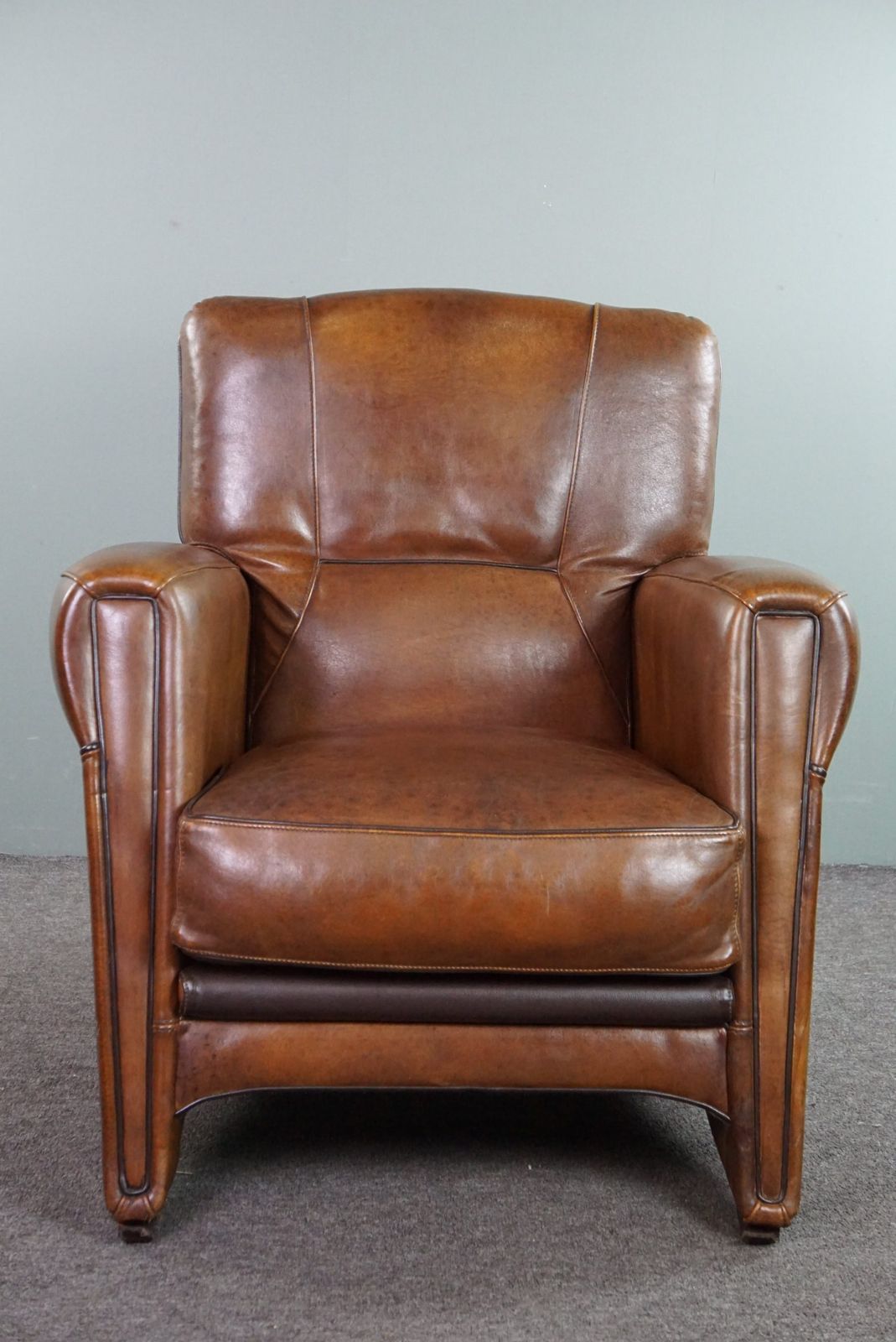 Set Van Een Bank En Fauteuil Met Schapenvachtdesign, In Goede Staat photo Meubels