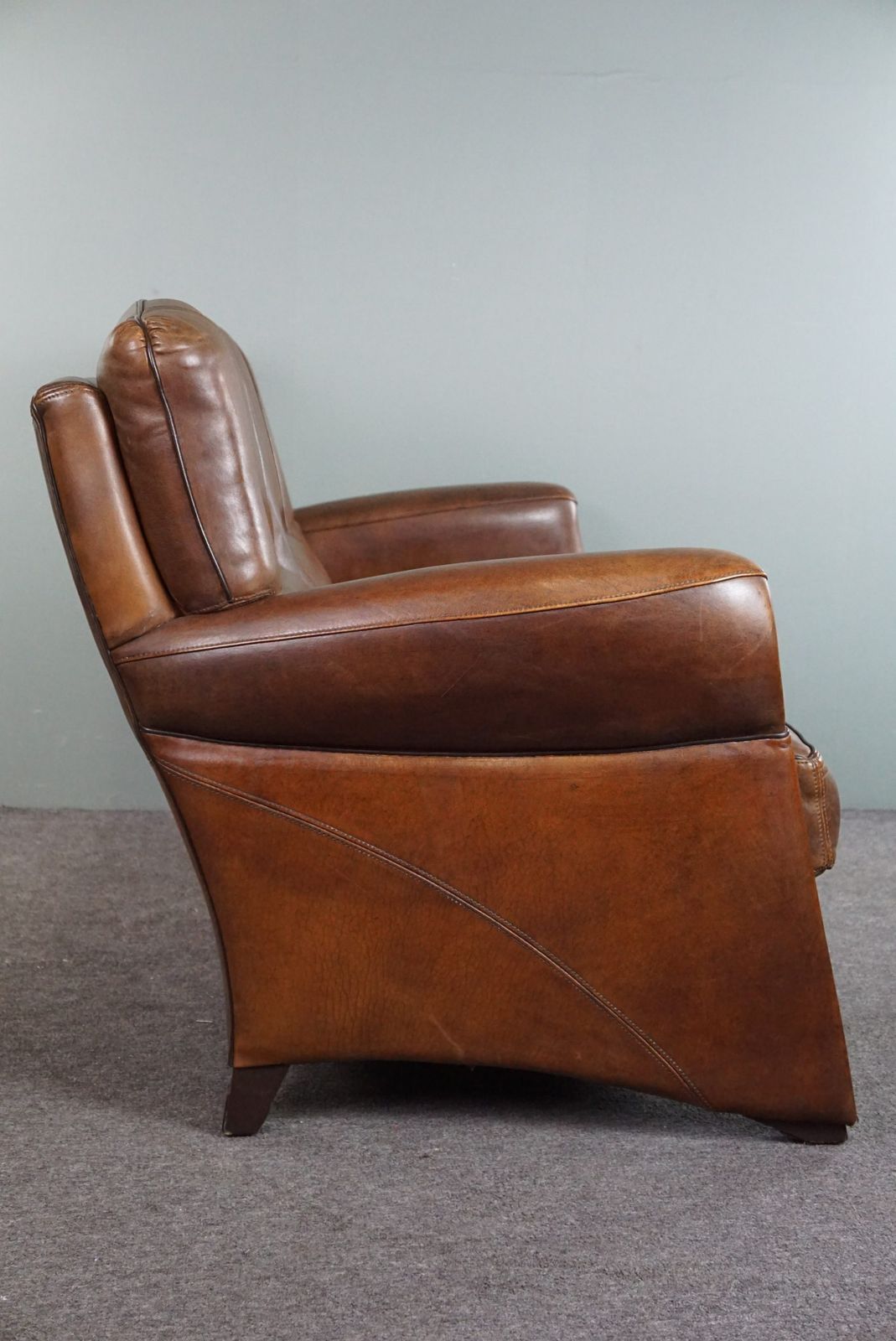 photo furniture Set Van Een Bank En Fauteuil Met Schapenvachtdesign, In Goede Staat