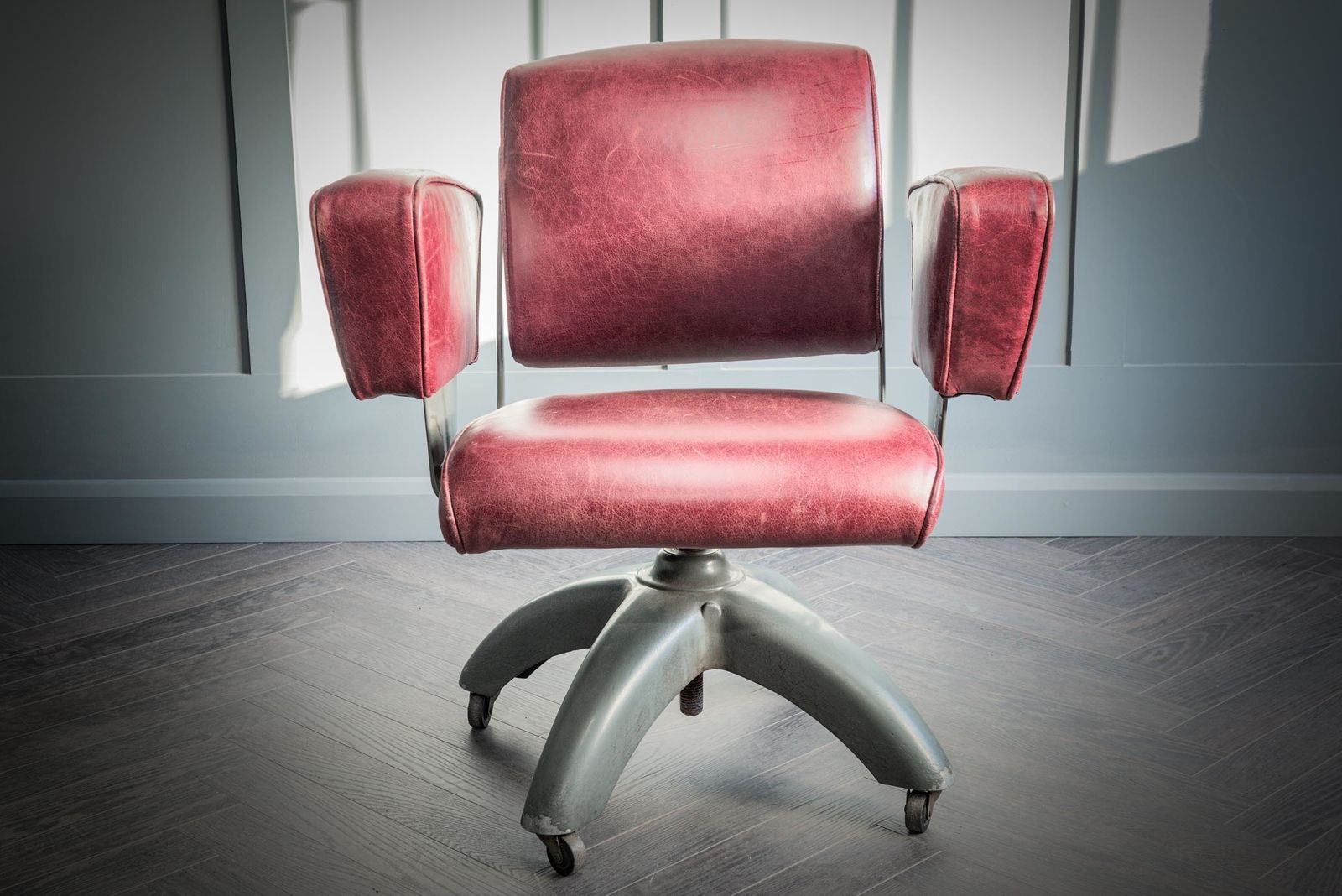 Tansad De Luxe V.26 Red Leather Office Chair photo vintage