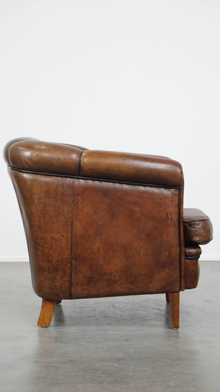 Bijzondere En Statige Clubfauteuil Van Donker Schapenleer Met Zwarte Paspelafwerking photo for sale