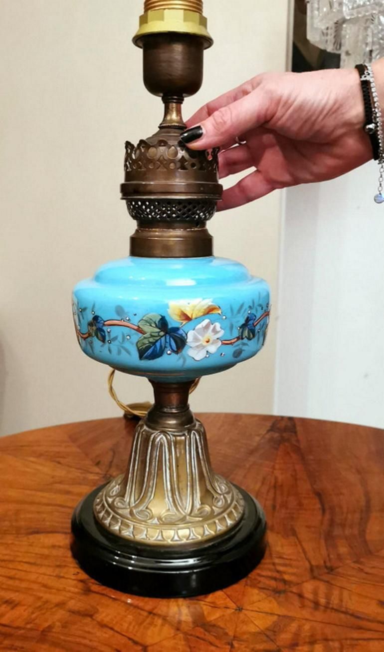 photo vintage Louis Philippe Style French Opaline Blue Glass Lamp Decorated And Golden Brass