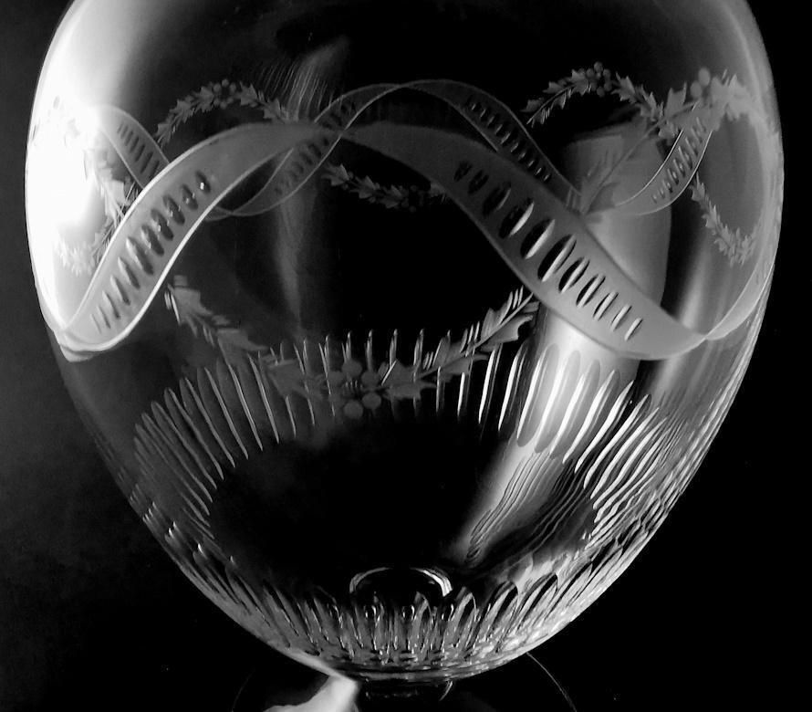 photo vintage Neoclassical Style Italian Crystal Vase With Festoon Engravings