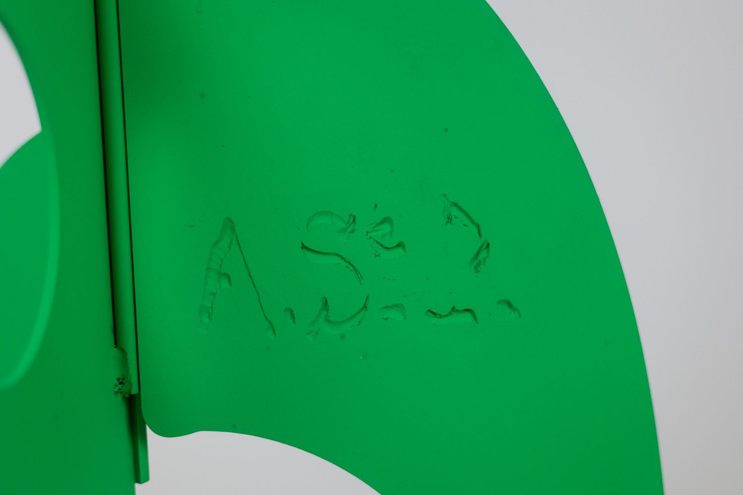 photo furniture Antonine De Saint Pierre. Green Sculpture “Le Baiser”. Contemporary.