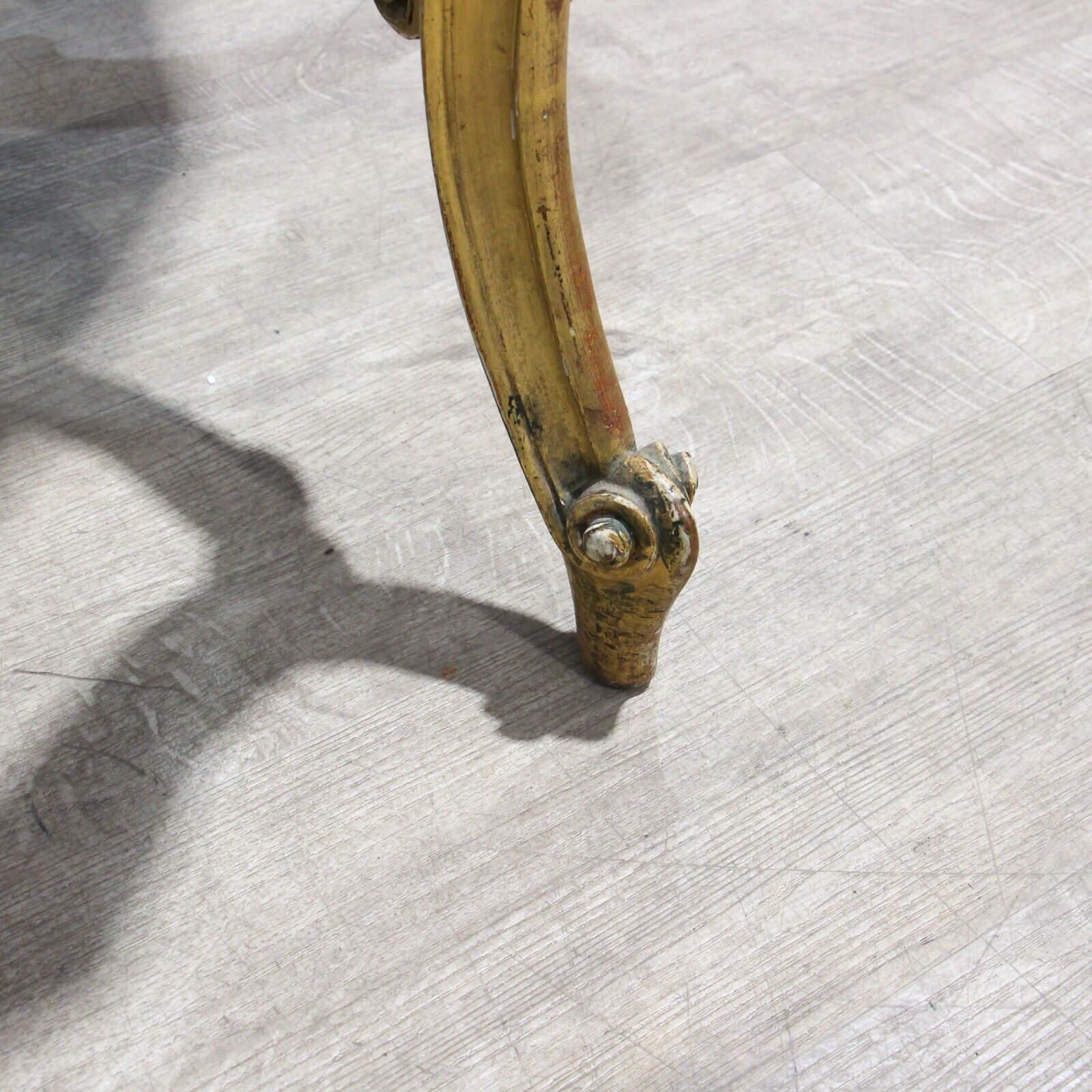 photo vinterior French Carved Gilt Wood Centre Table In Louis XVI Style