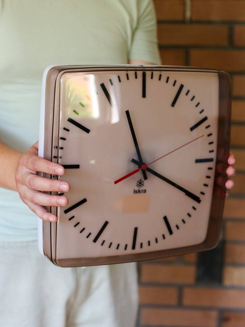 Smoky Pink Space Age Iskra Wall Clock Made In Yugoslavia / Mid Century Wall Clock / Retro School Clock Iskra / Capsule Clock / 80s Clock photo vinterior