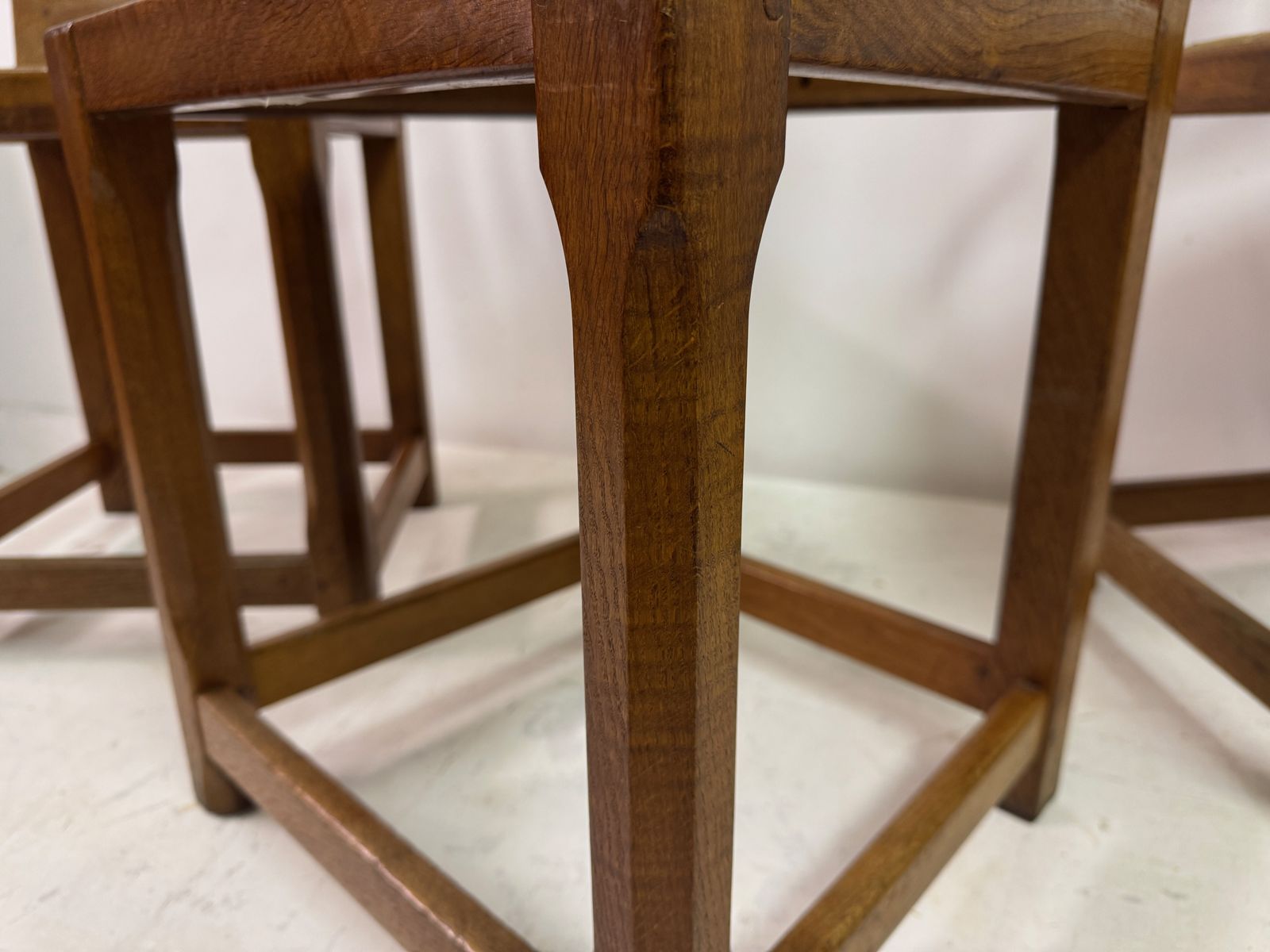 photo vintage Set Of Seven Arts And Crafts Oak Dining Chairs
