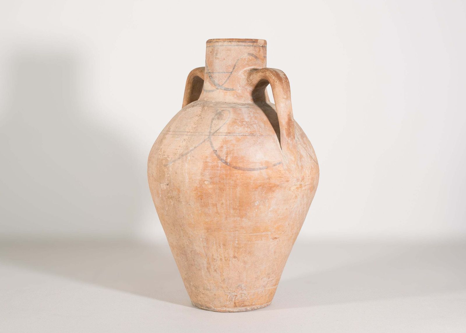 Antieke Spaanse Terracotta Amfoor – 19e Eeuw, Rustiek Handgemaakt Voorraadvat photo furniture
