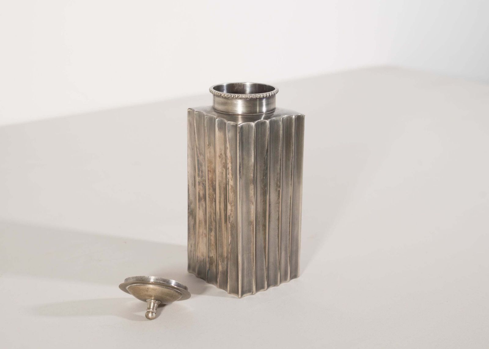 Geribbelde Bewaarpot Van Wit Metaal, Ca. Jaren 1930 photo furniture