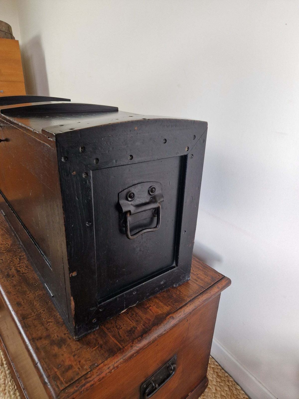 photo vinterior Antique Ebonised & Mahogany Engineers/Collectors Chest/Box