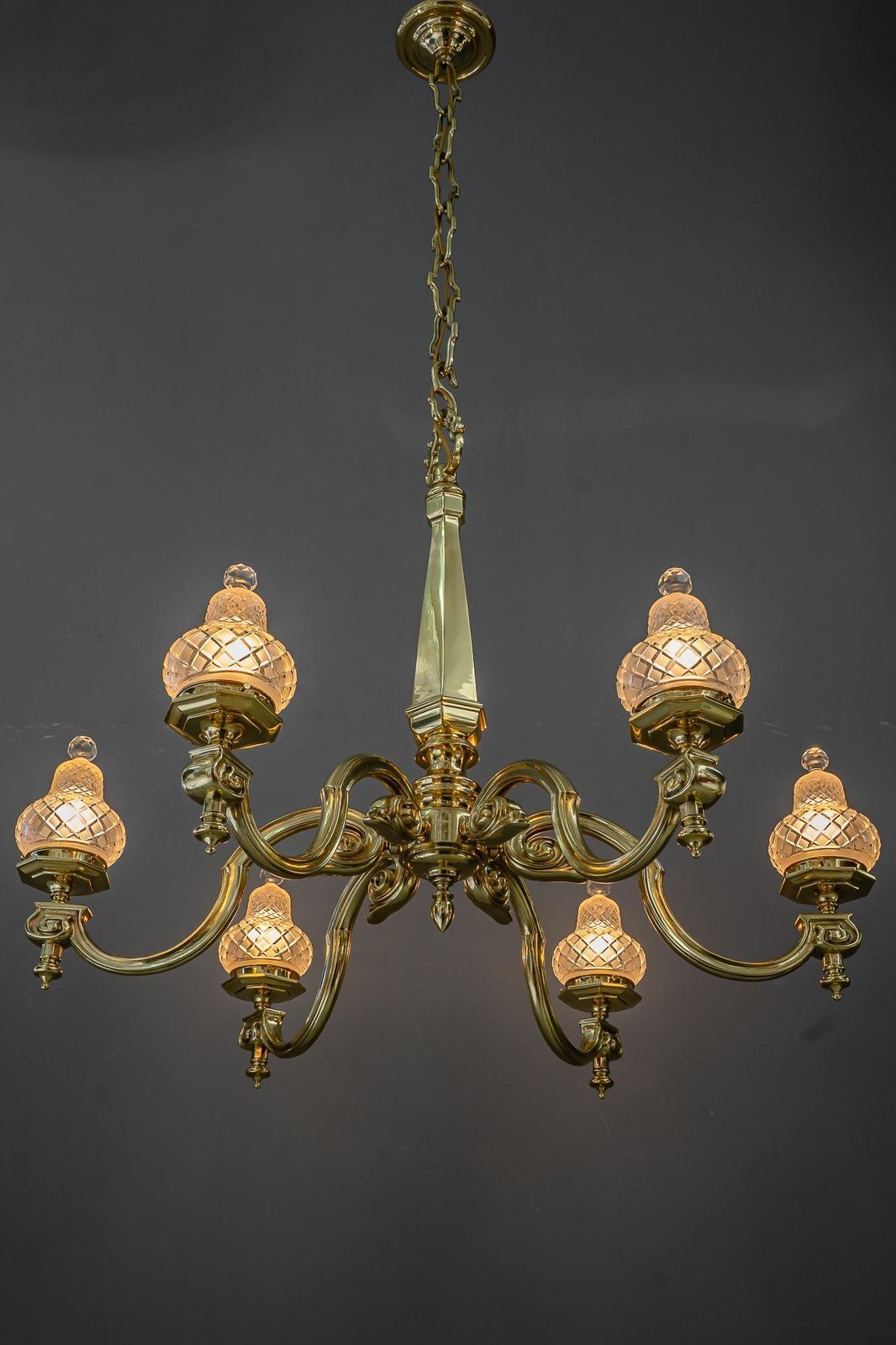 photo vintage Very Big Art Deco Chandelier With Original Cut Glass Shades Vienna Around 1920s
