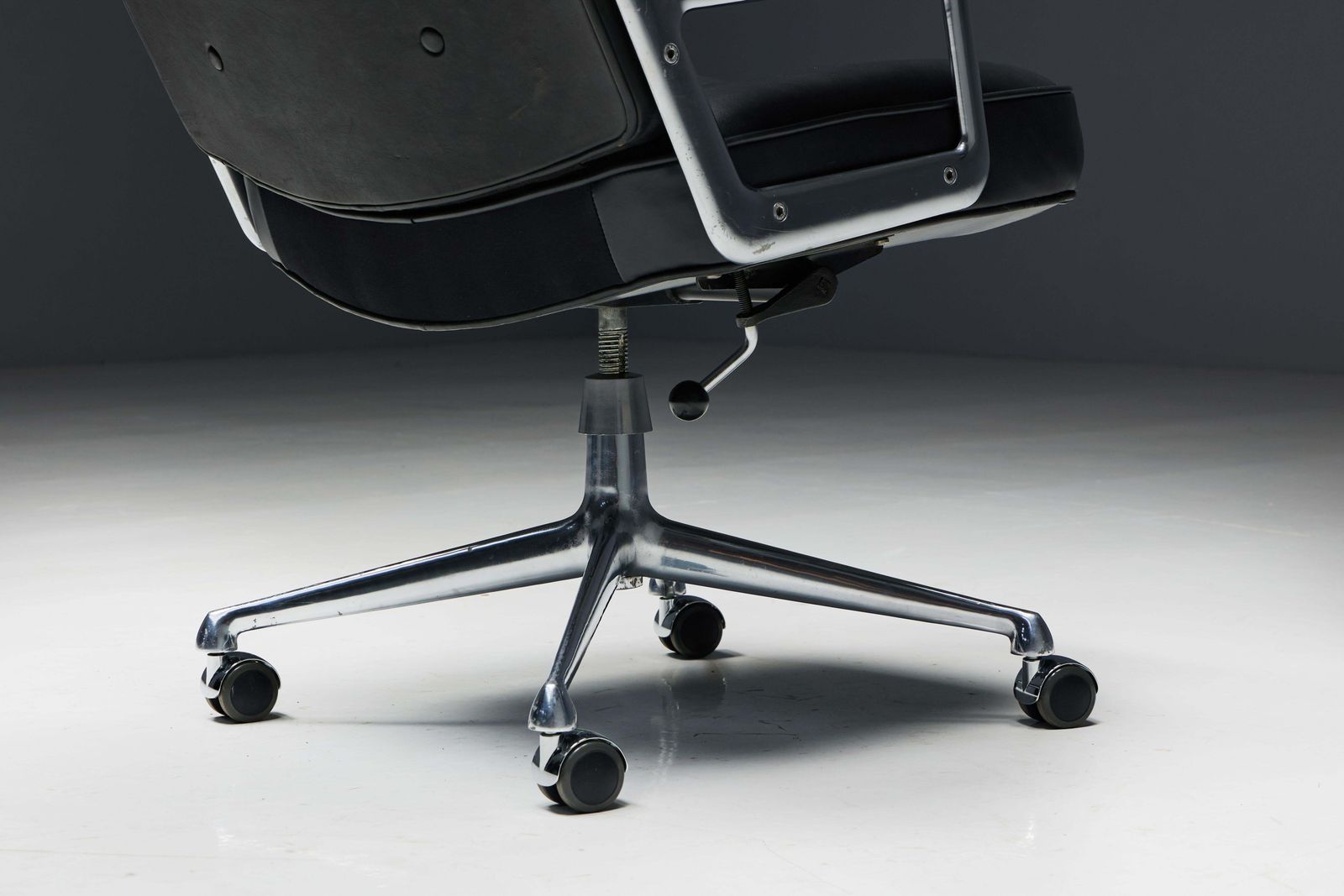 photo buy Lobby Desk Chair Es104 By Charles & Ray Eames For Herman Miller, USA, 1960s
