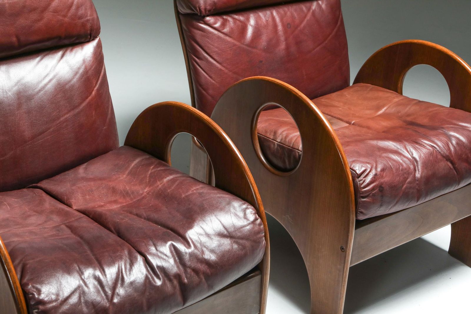 Gae Aulenti "Arcata" Living Room Set In Walnut And Burgundy Leather, 1968 photo buy