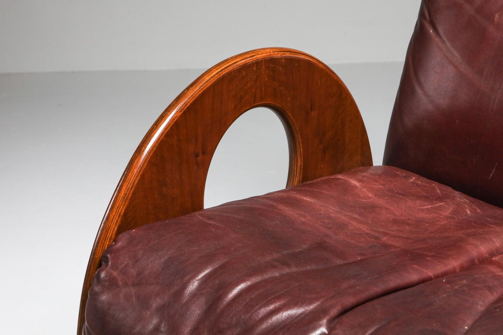 Gae Aulenti "Arcata" Living Room Set In Walnut And Burgundy Leather, 1968 photo vintage