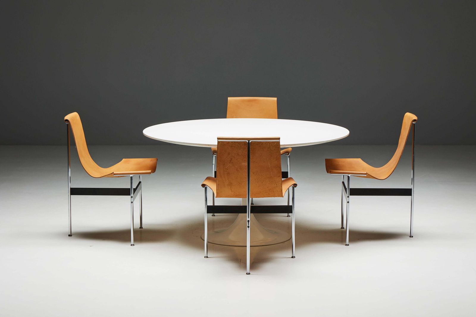 Furniture Tulip Dining Table By Eero Saarinen For Knoll, United States, 1960s photo