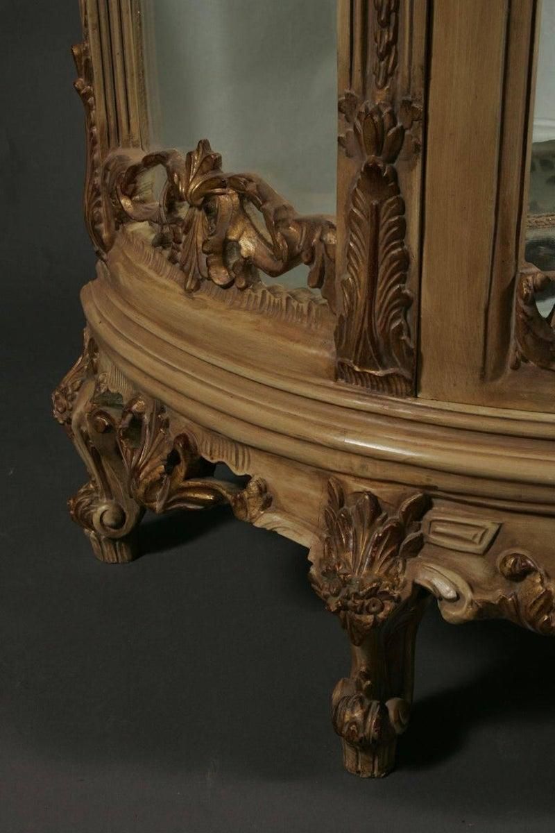 20th Century French Curved Feet Vitrine photo vinterior