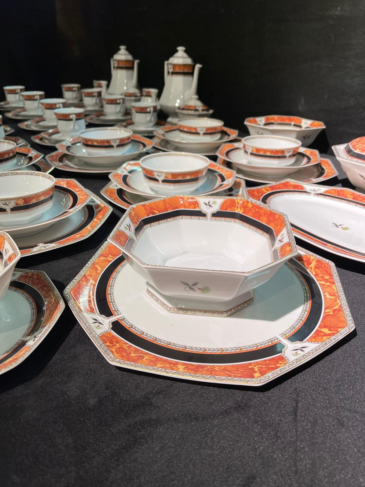 photo vinterior Royal Limoges Hardrien Porcelain Tea, Coffee And Dinner Service.