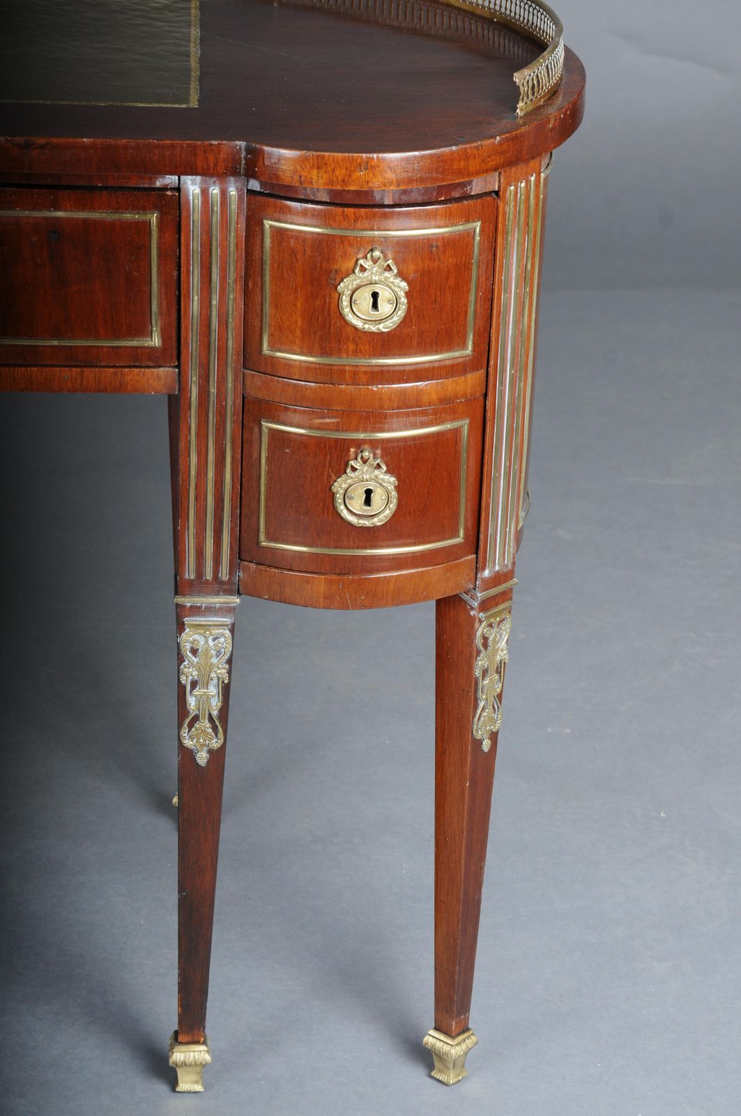 Semi Circular Delicate Antique Mahogany Ladies' Desk Louis XVI, Paris 1880 photo vinterior