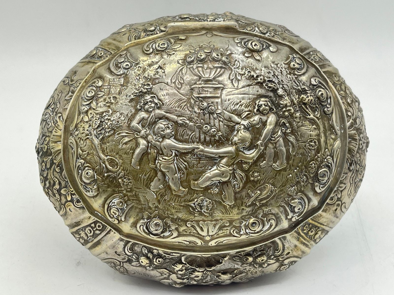photo vinterior Exclusive Bonboniere / Sugar Lidded Box 800 Silver Germany Gilded, Flowers Putto