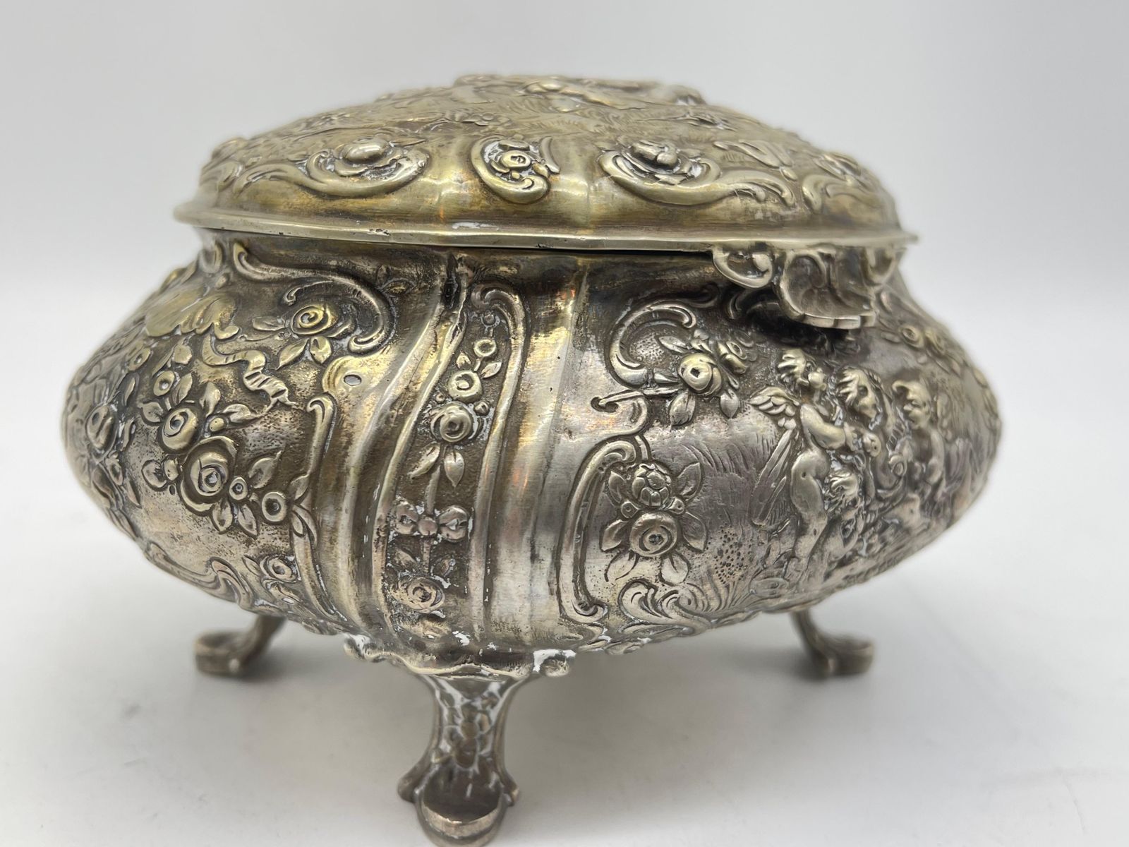 photo vintage Exclusive Bonboniere / Sugar Lidded Box 800 Silver Germany Gilded, Flowers Putto