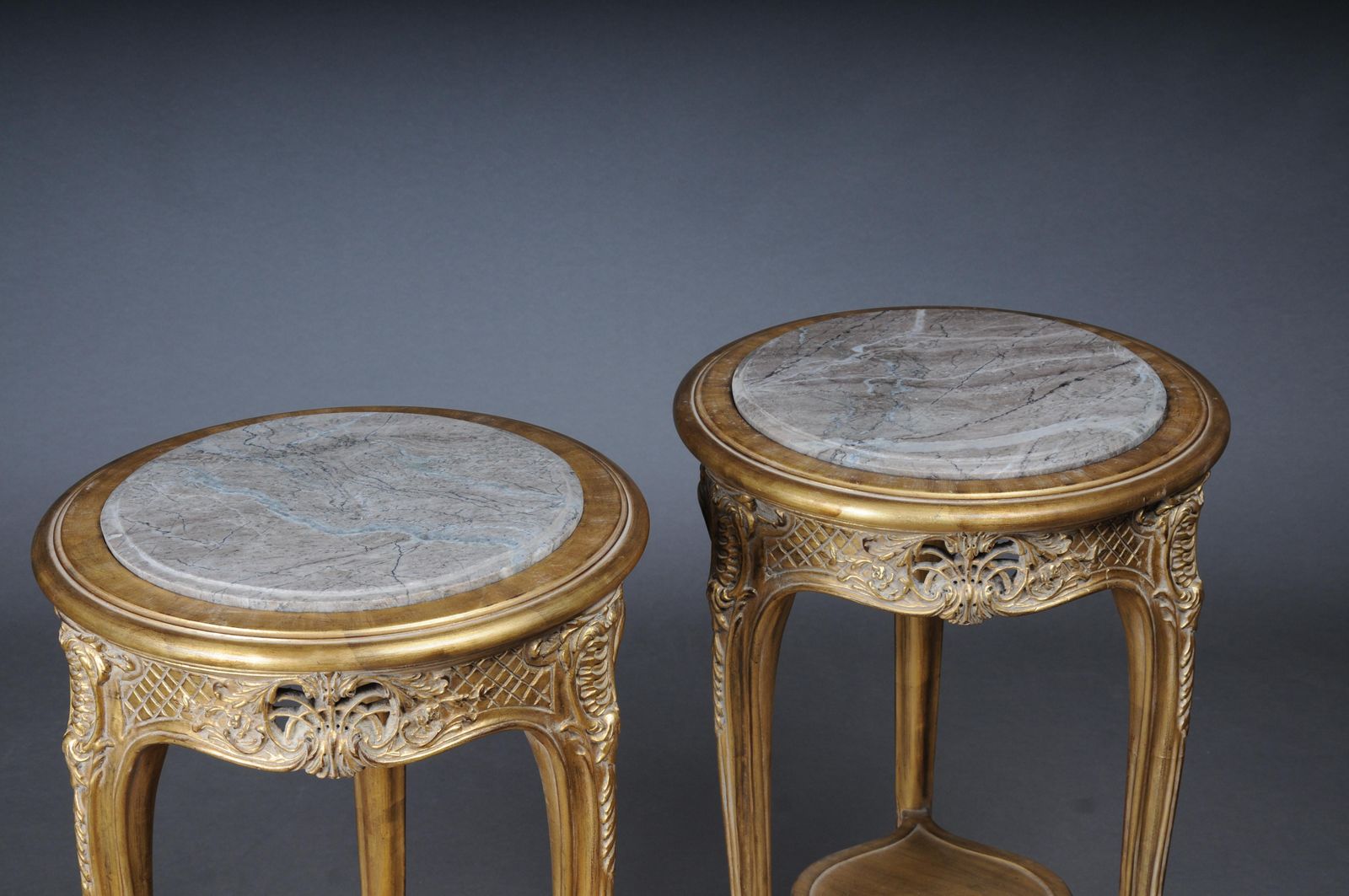 photo vinterior Finely Carved Gold Side Table With Marble Top, Louis XV