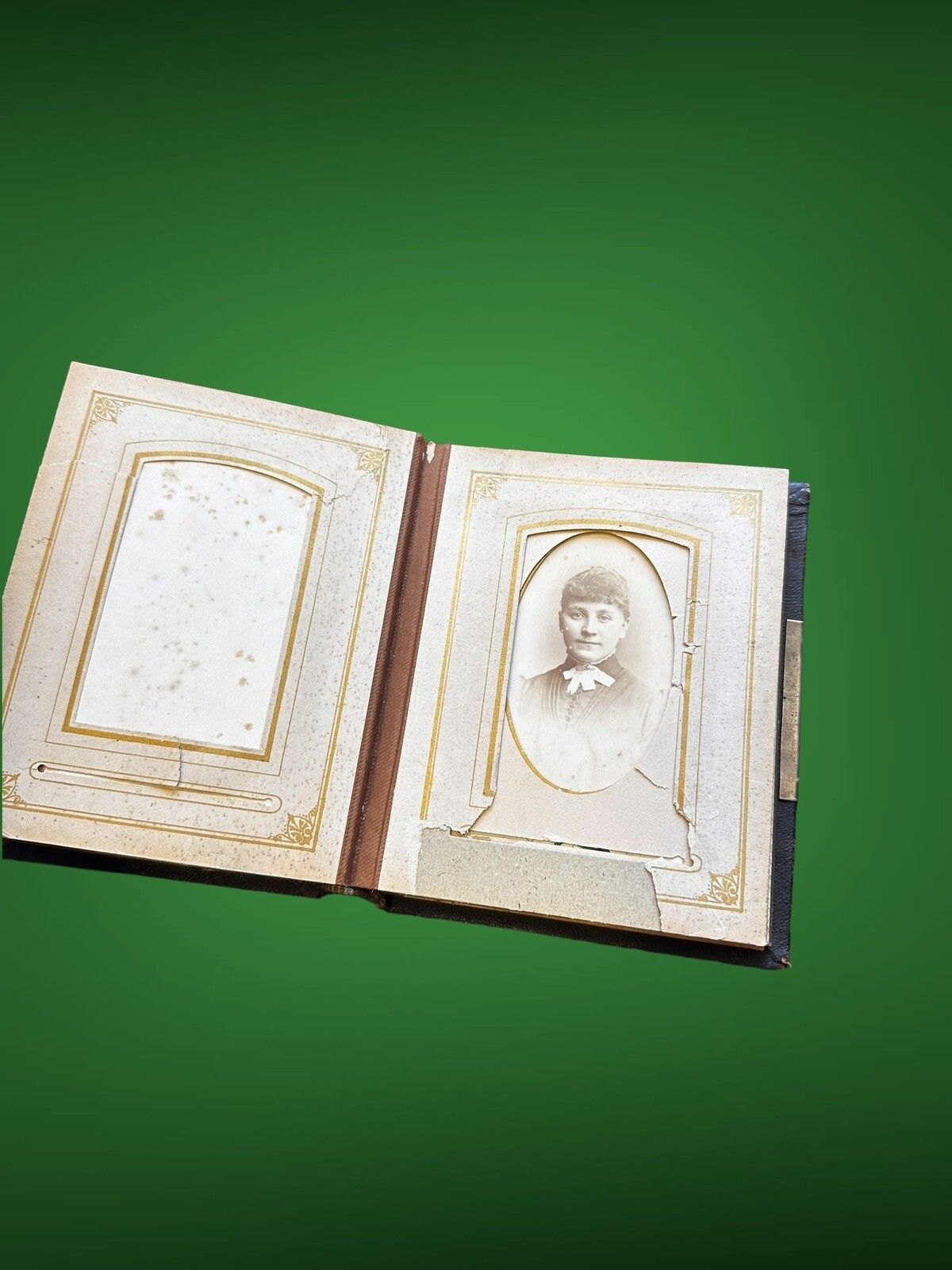 photo vinterior Antique Victorian Leather Photo Album With Original Photos