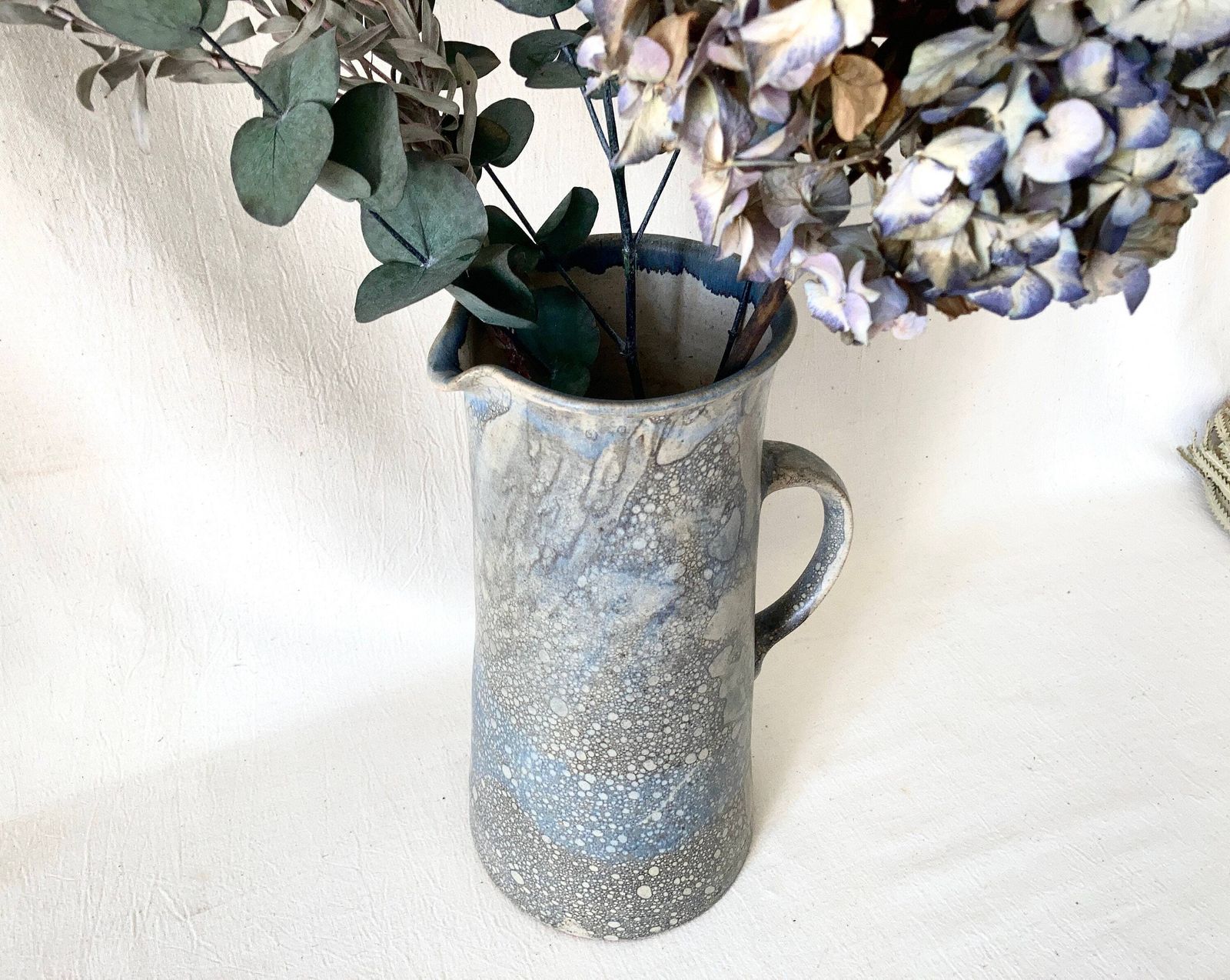 Grote Keramische Decoratieve Kan. Blauwe Stoneware Bloemenvaas. Decoratiekruik Voor Buiten. Aardewerken Kan In Landelijke Stijl.