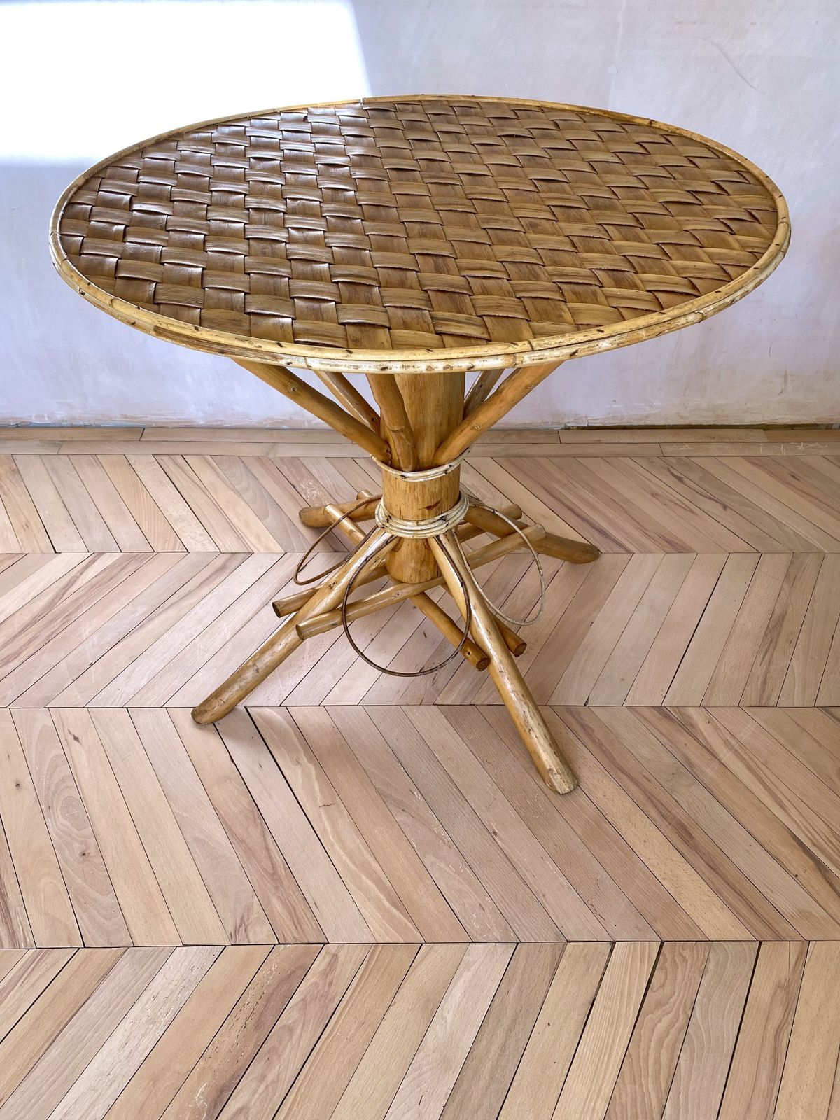 photo vintage Mid Century "Le Corbusier", Table & Two Chairs Set For Pascal Raffier Vannerie, France.