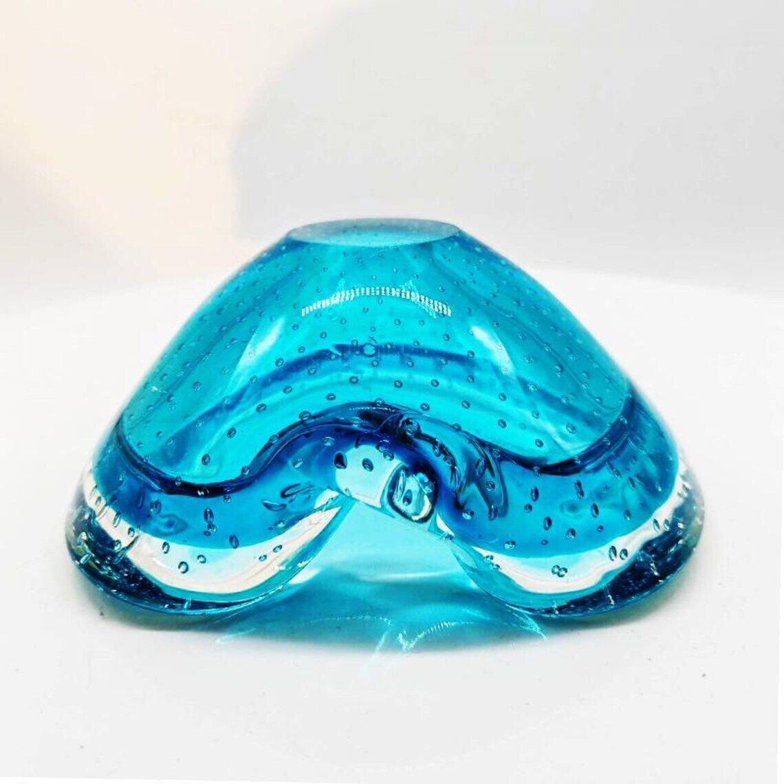 photo furniture 1960s Shell Ashtray Or Catch All In Murano Glass By Flavio Poli For Seguso. Made In Italy.