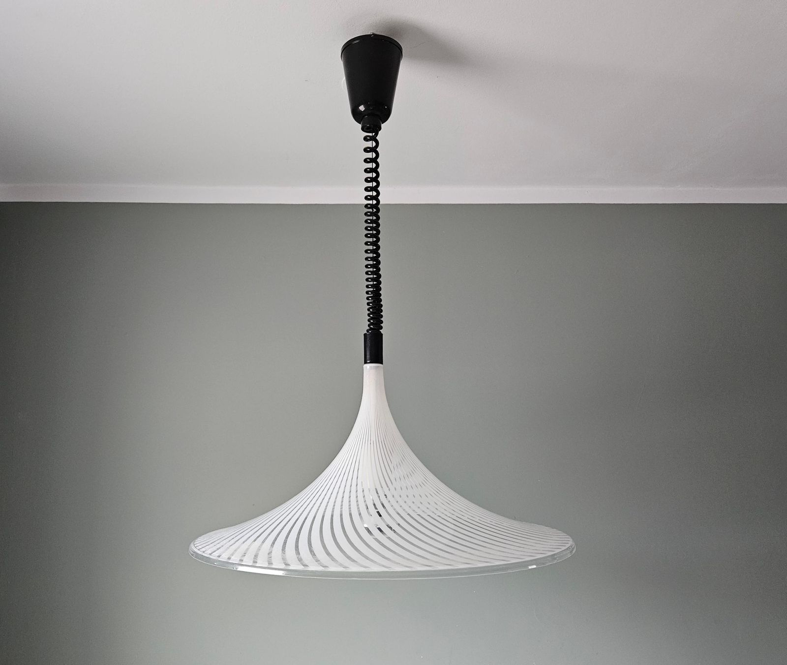 Vintage Meblo Guzzini Pendant Light, White Ceiling Lamp, Trumpet Lamp, Space Age Lamp, Mcm, Mid Century Modern, Retro Lamp, Space Age, Ufo photo vinterior
