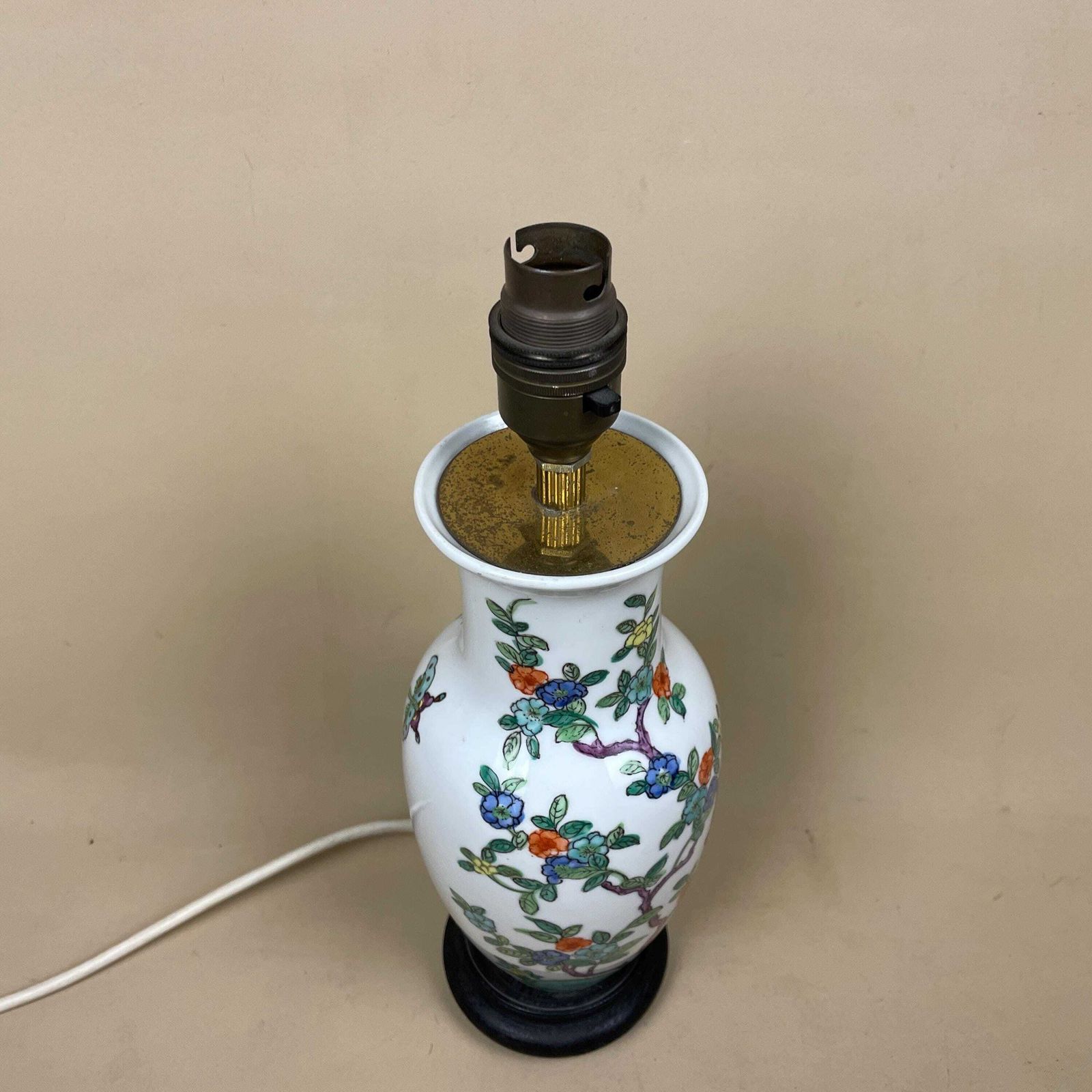 Vintage Ceramic Lamp Light Bedside Table Hand Painted Floral Bird Design Pattern Wood Base Oriental Chinese Vase White Antique Brass photo Lighting