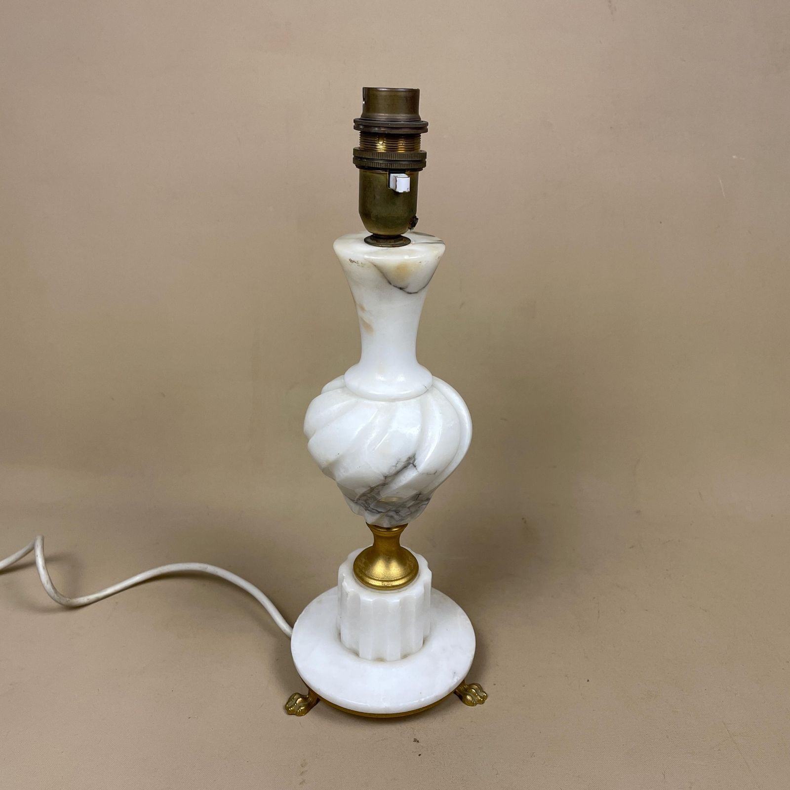 Antique Marble Lamp Light Bedside Side Table Desk Marbled Patterned Detail Vintage Pattern Stone Retro White Gold Brass Metal Ornate Pattern