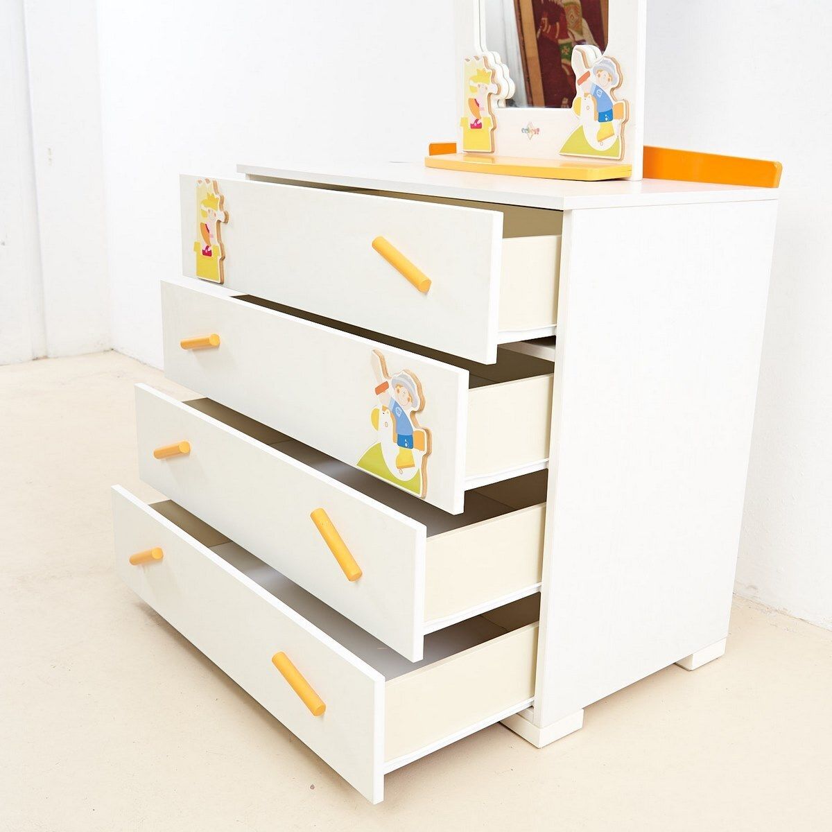 Kinderkamer Ladekast Met Spiegel photo Meubels