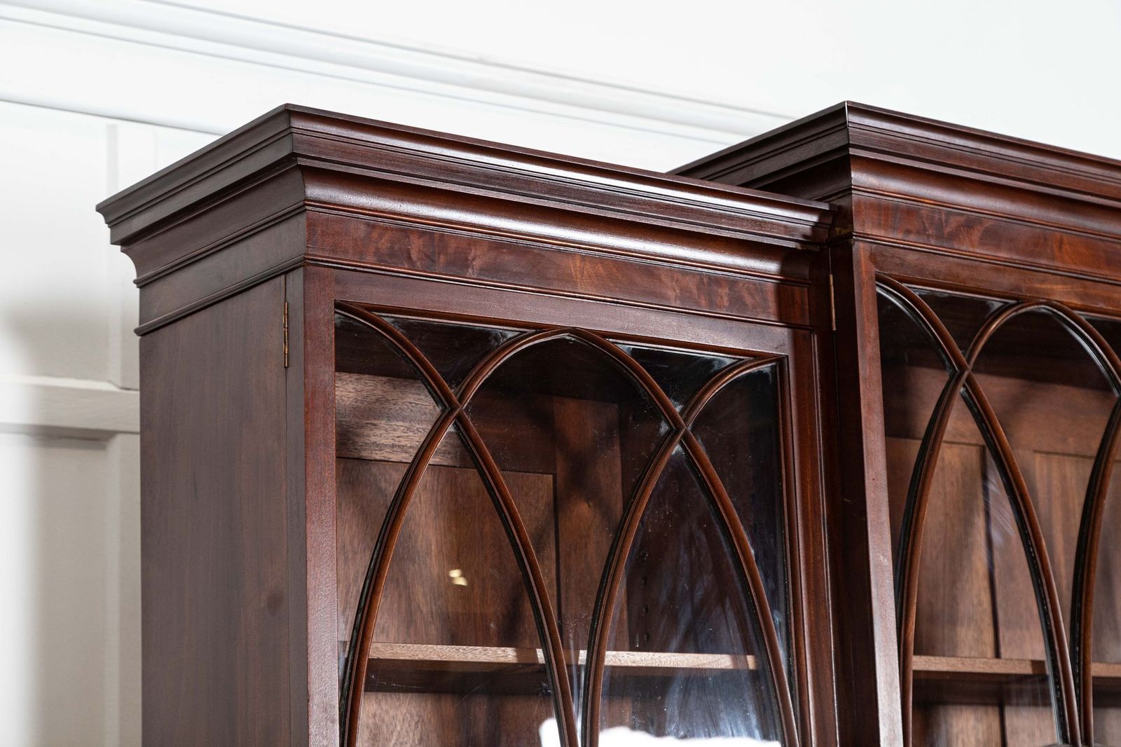 photo vintage Large English Flame Mahogany Breakfront Bookcase