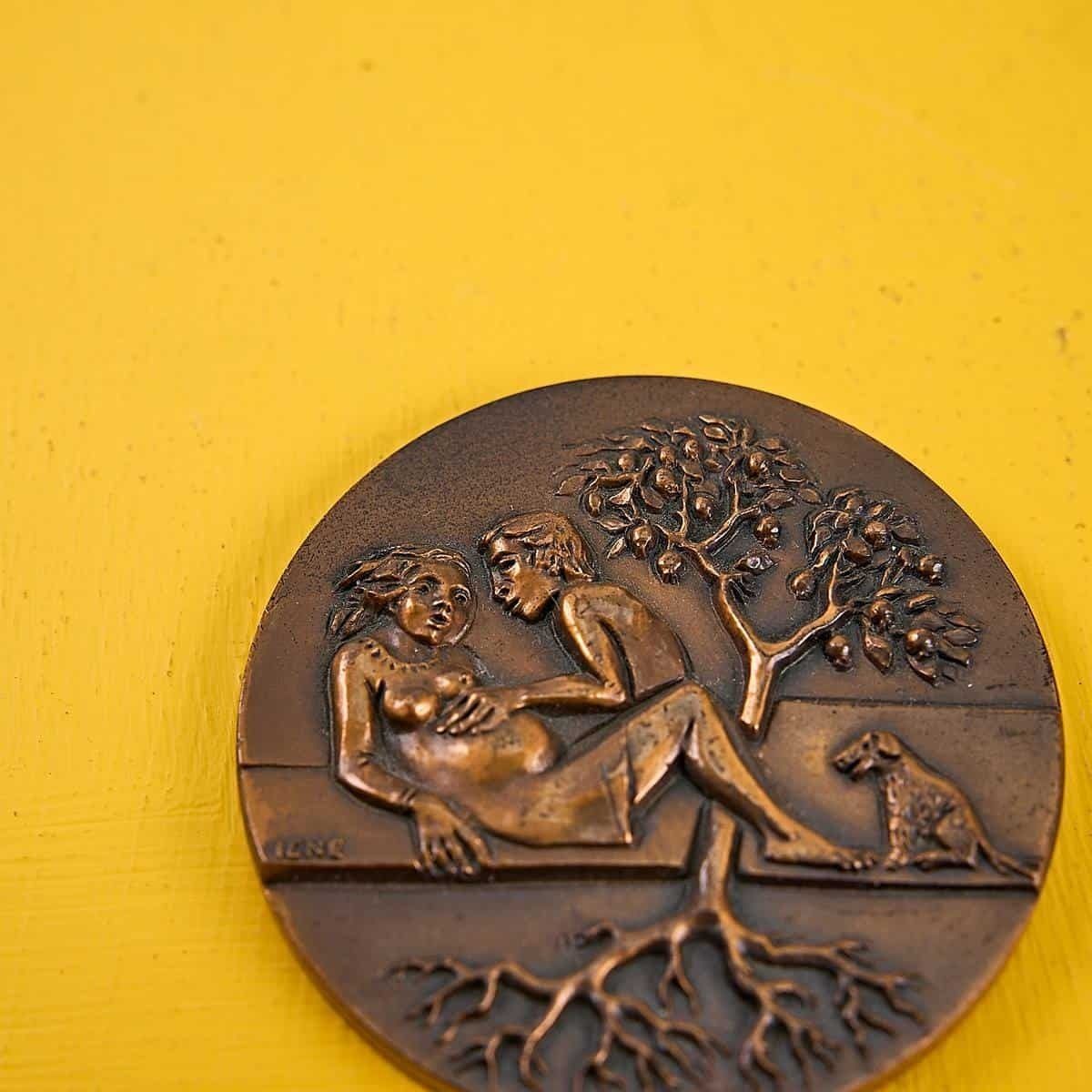 Bronzen Medaille – Relatiegeschenk Van De Cassa Di Risparmio Di Padova E Rovigo, 1983 photo furniture