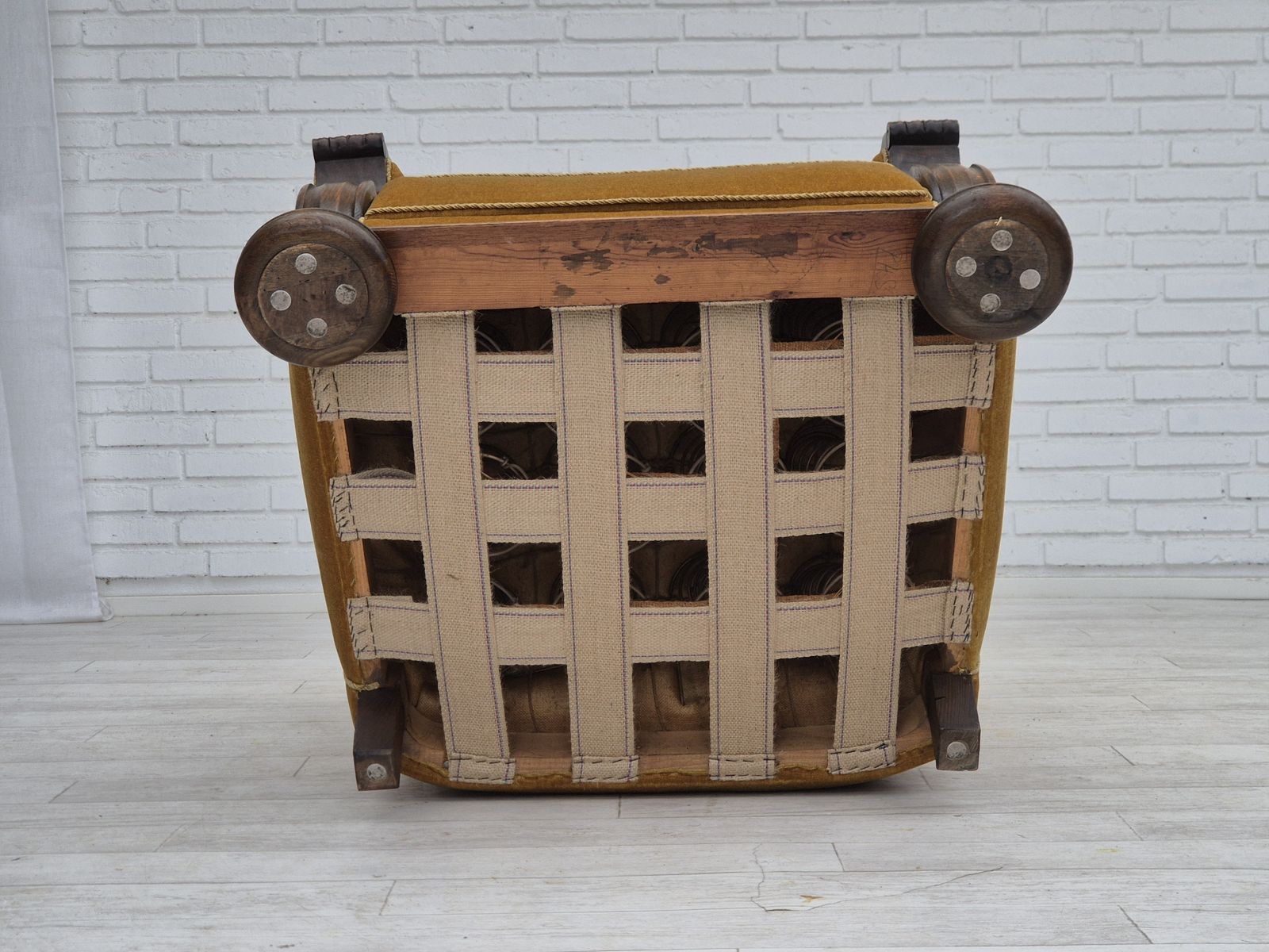 photo for sale Jaren 1960, Deense Relaxfauteuil, Geel Honingkleurig Meubelvelours, Eikenhout, Jaren 1960.