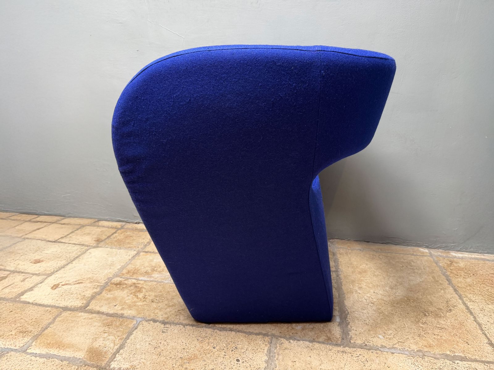 Ron Arad For Moroso Style Chair – Sculptural Modernist Design In Electric Blue photo for sale