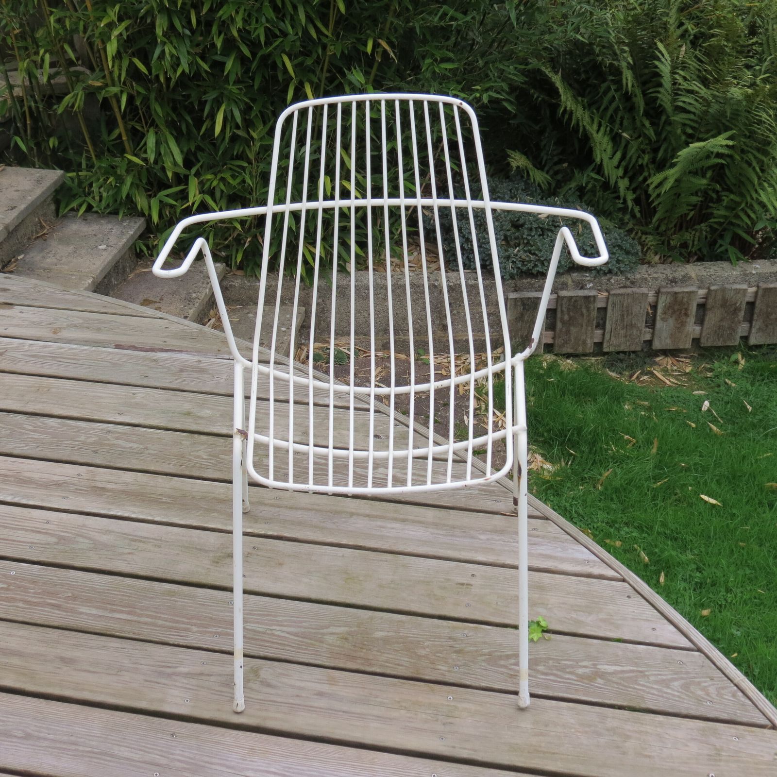 photo furniture 1960s Mid Century White Metal Garden Chair
