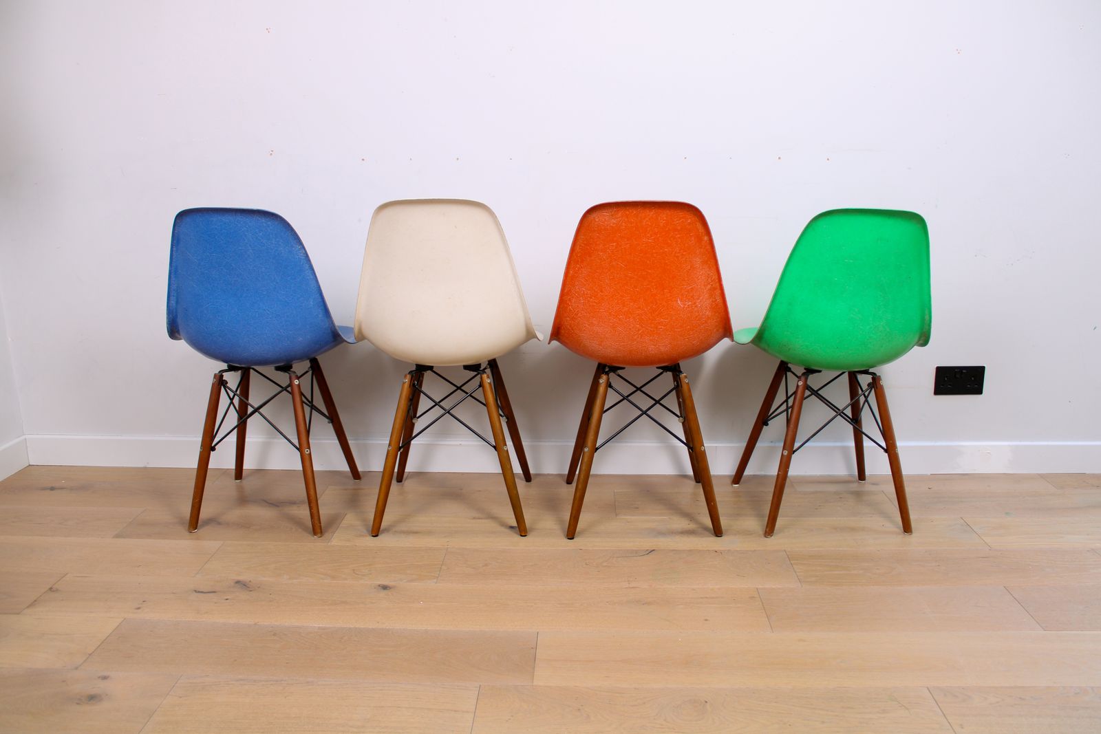 photo vinterior A Mixed (Harlequin) Set Of 8 Original Herman Miller Fiberglass Eames Dsw Chairs