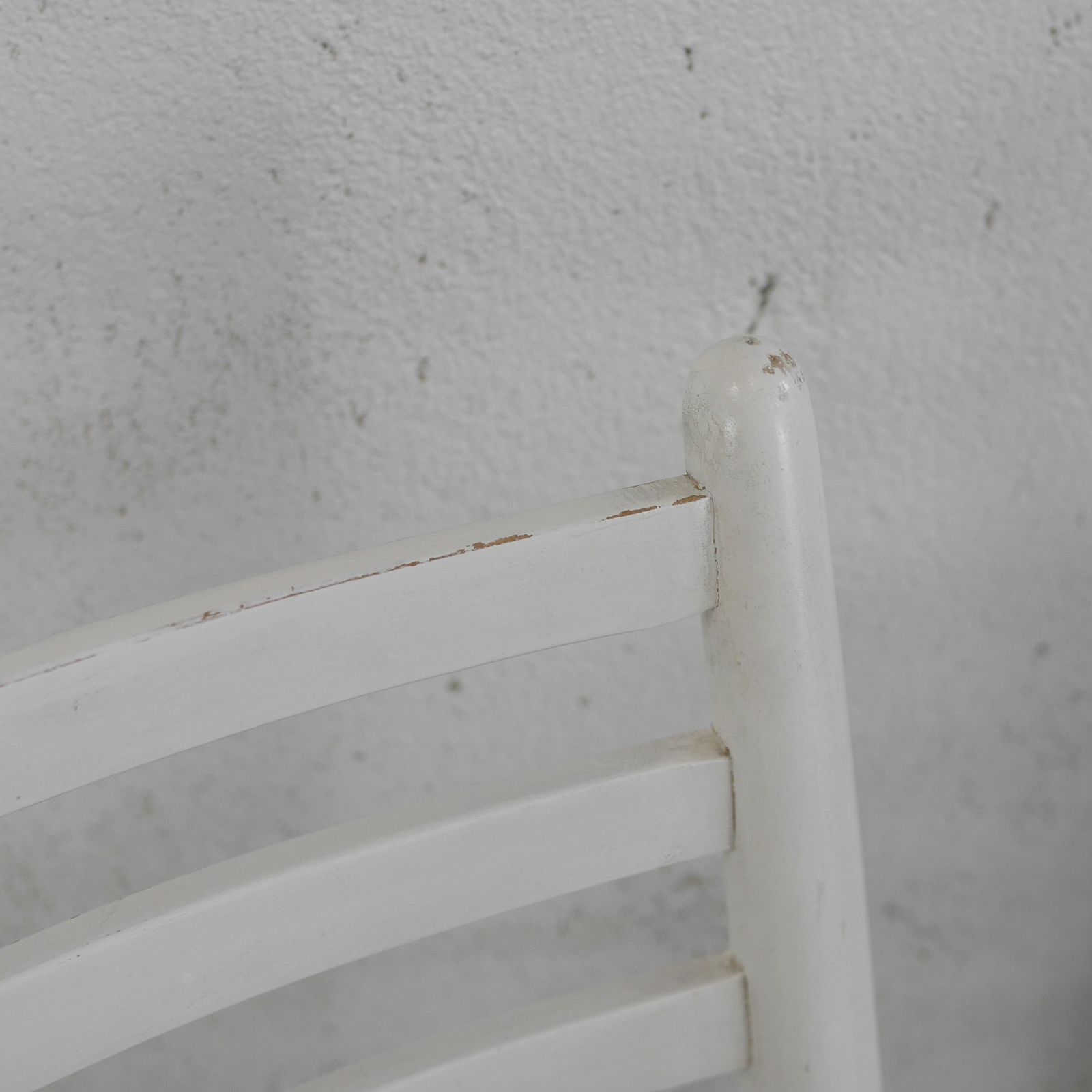photo vinterior Set 4 Mid Century White  Ladder Back Bentwood Dining Chairs With Faux Black Leather Seats
