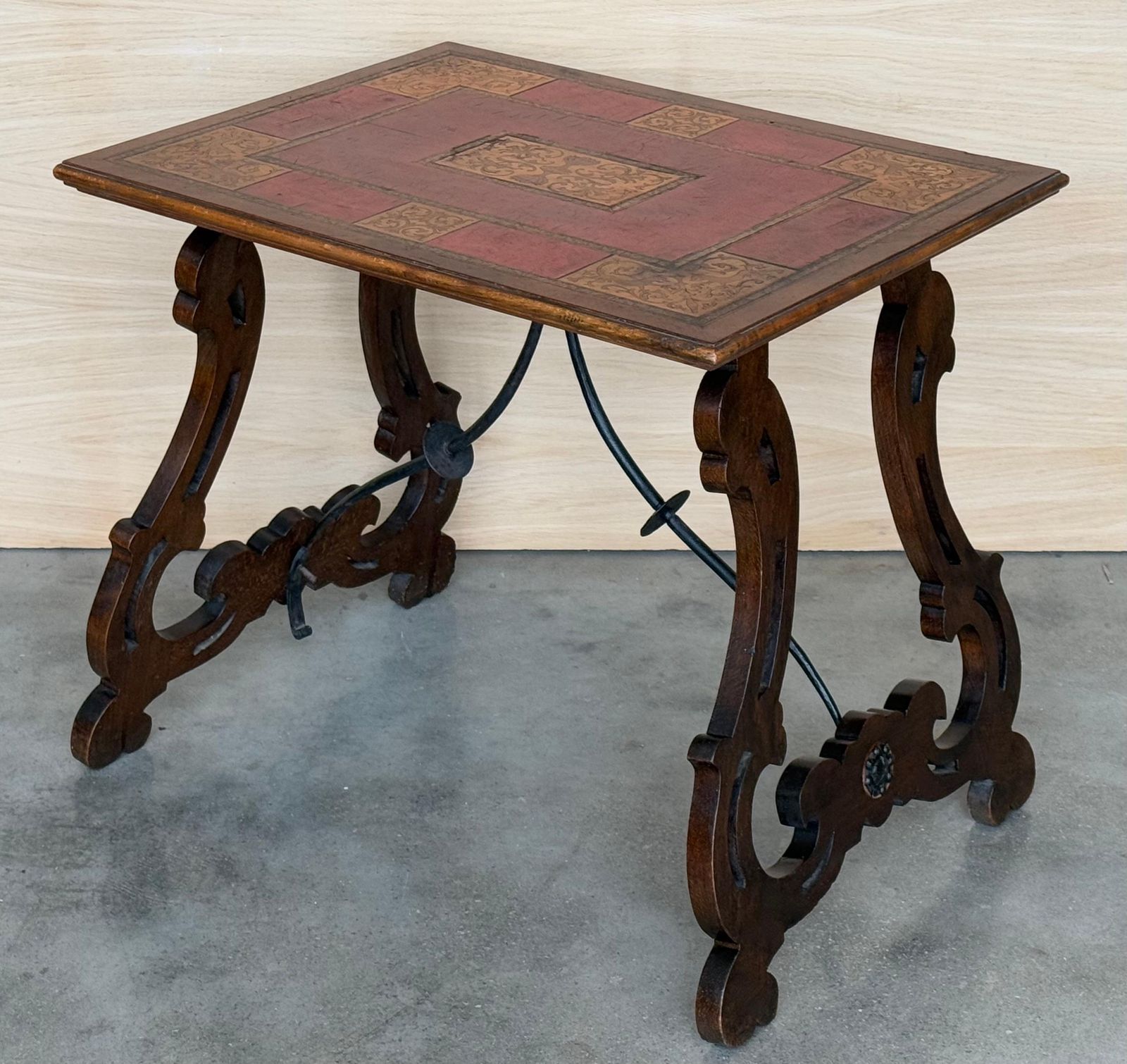 photo for sale Table d'appoint baroque espagnole, pieds en lyre et plateau en marqueterie, 1850