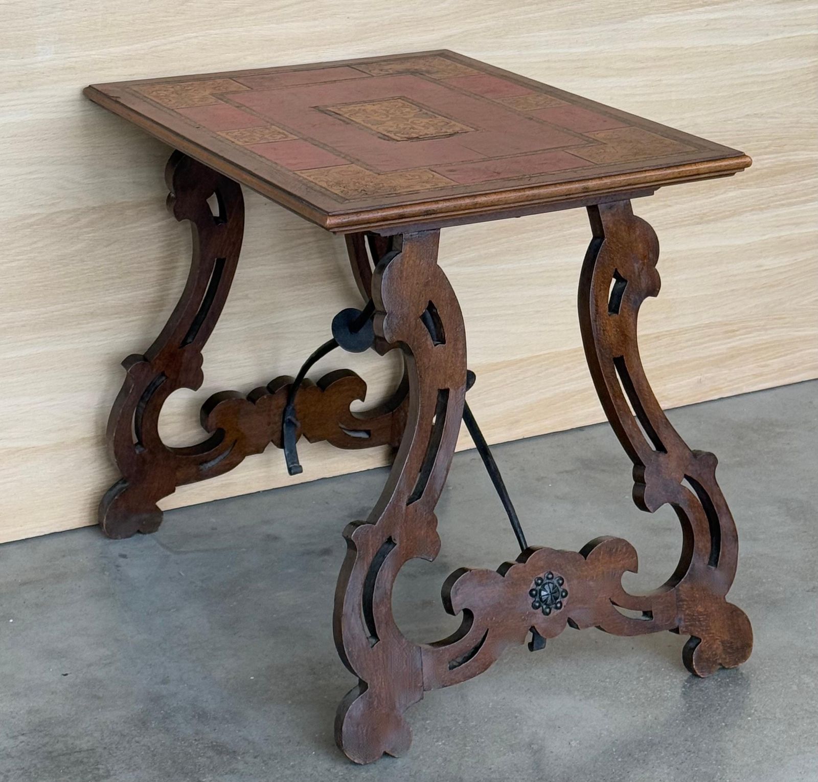 photo vinterior Table d'appoint baroque espagnole, pieds en lyre et plateau en marqueterie, 1850