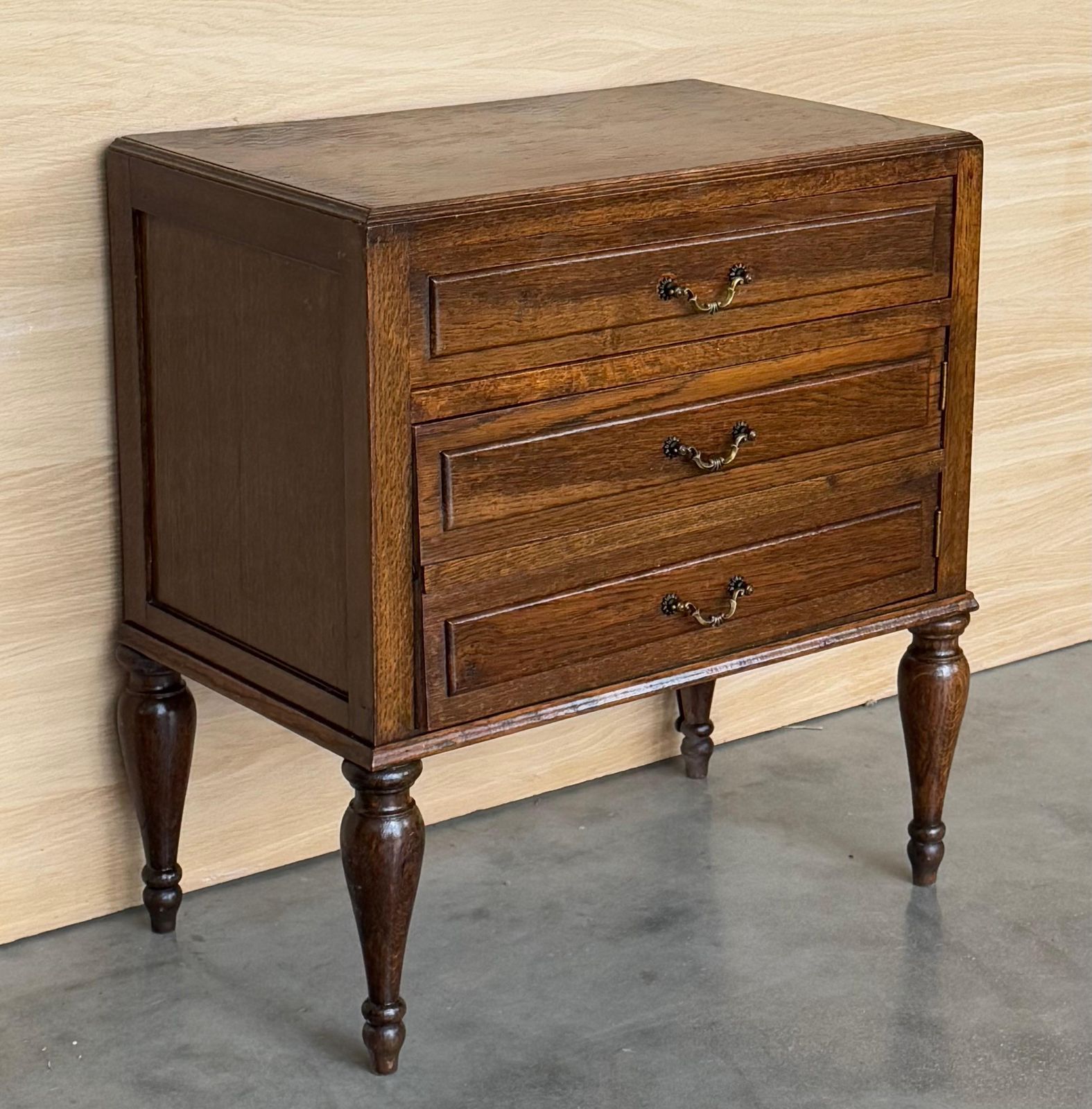 Table d'appoint mid-century française en noyer, un tiroir et porte dissimulée, années 1950 photo vinterior
