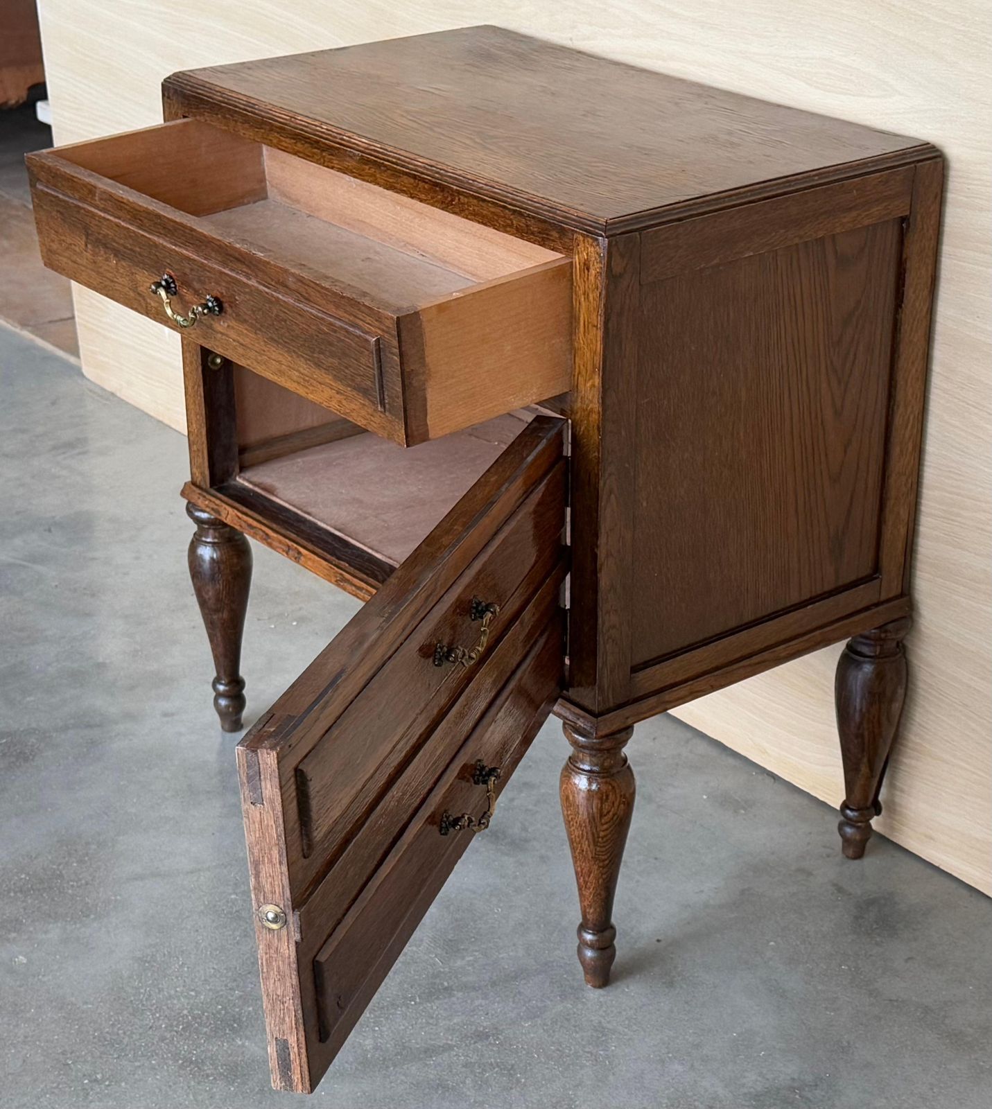 photo furniture Table d'appoint mid-century française en noyer, un tiroir et porte dissimulée, années 1950