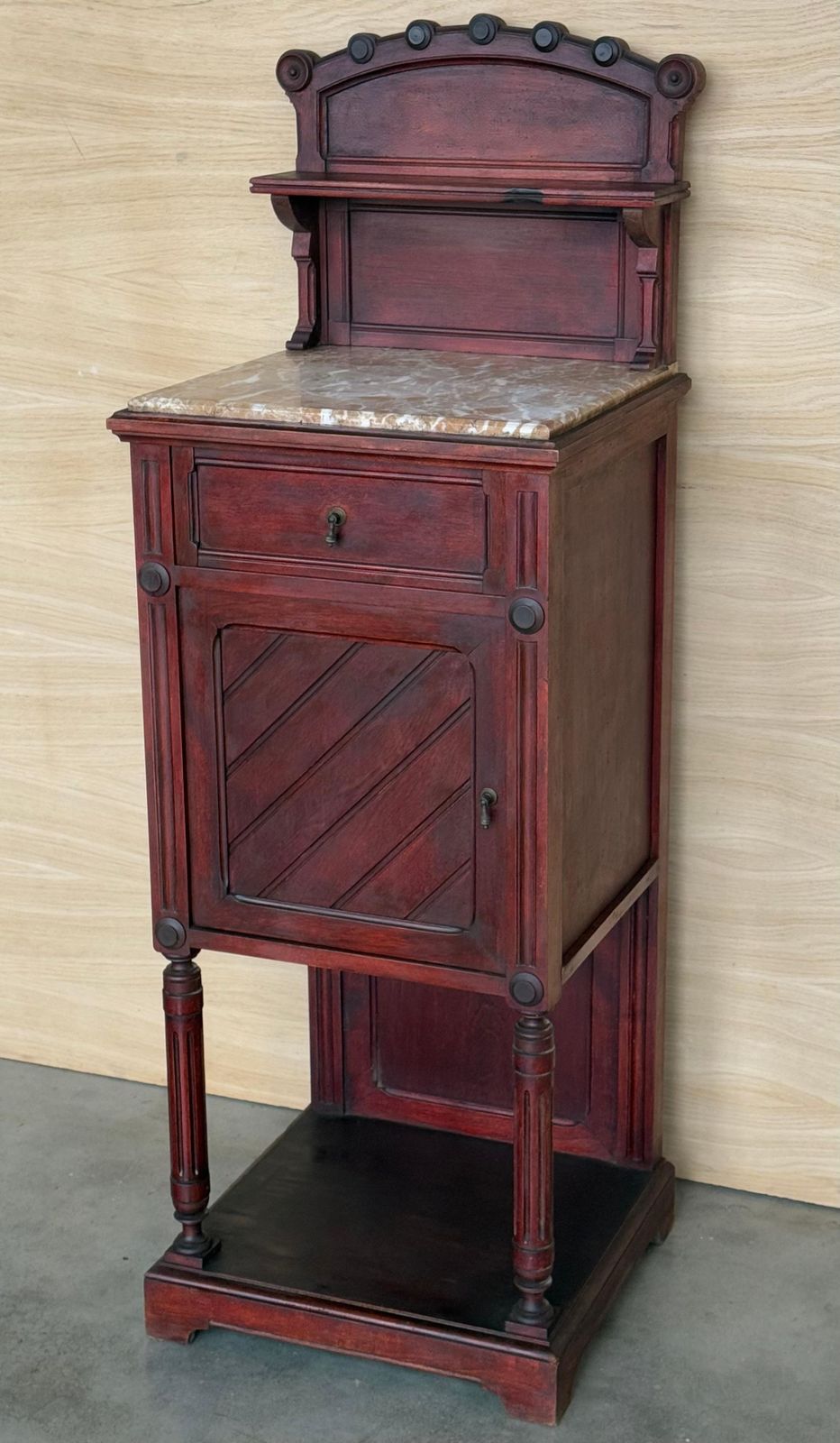 Tables de chevet Art Nouveau italiennes en noyer massif avec fronton, début du XXe siècle photo Mobilier