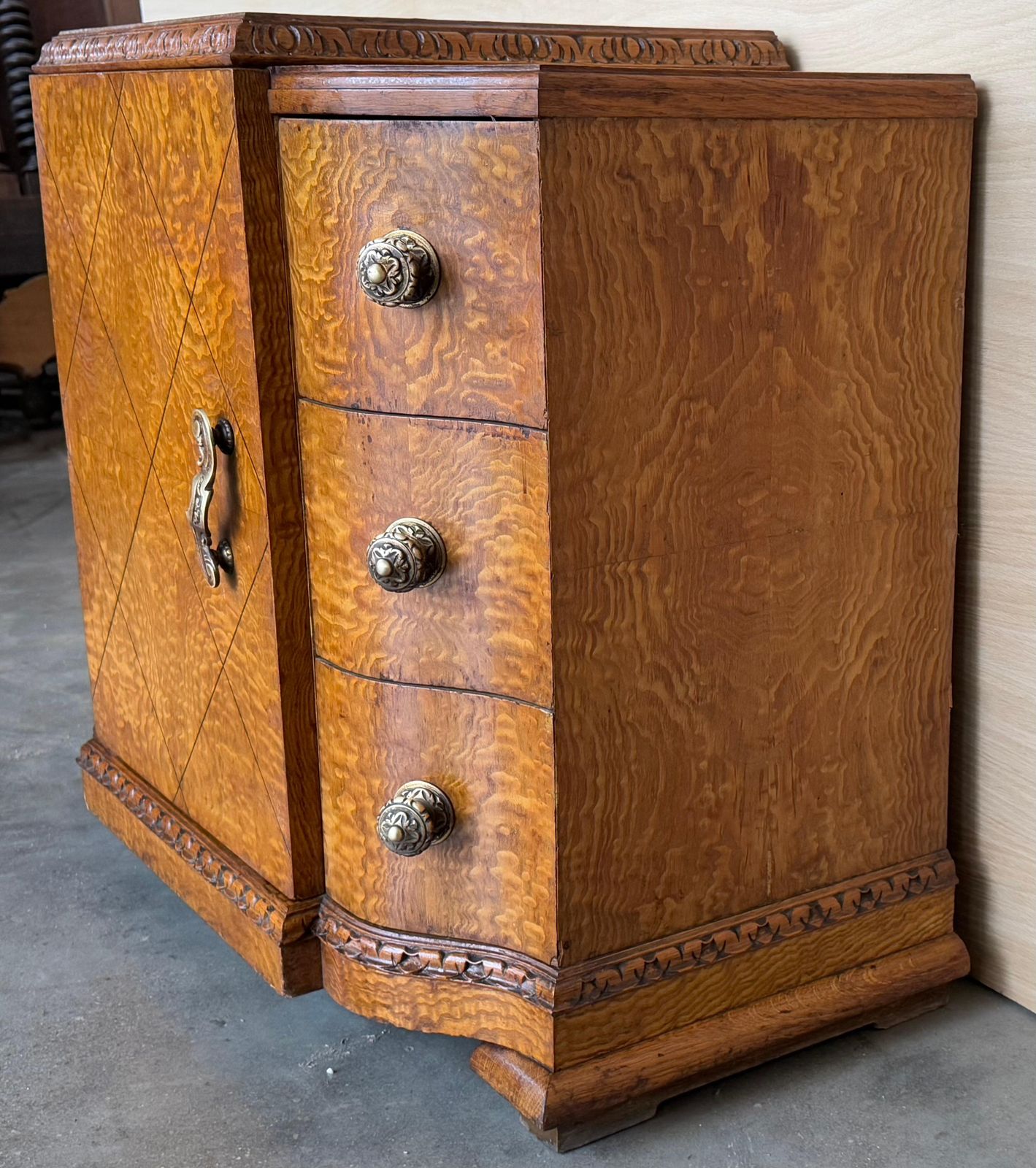 photo furniture Paire de cabinets de chevet Art déco en loupe de noyer massif